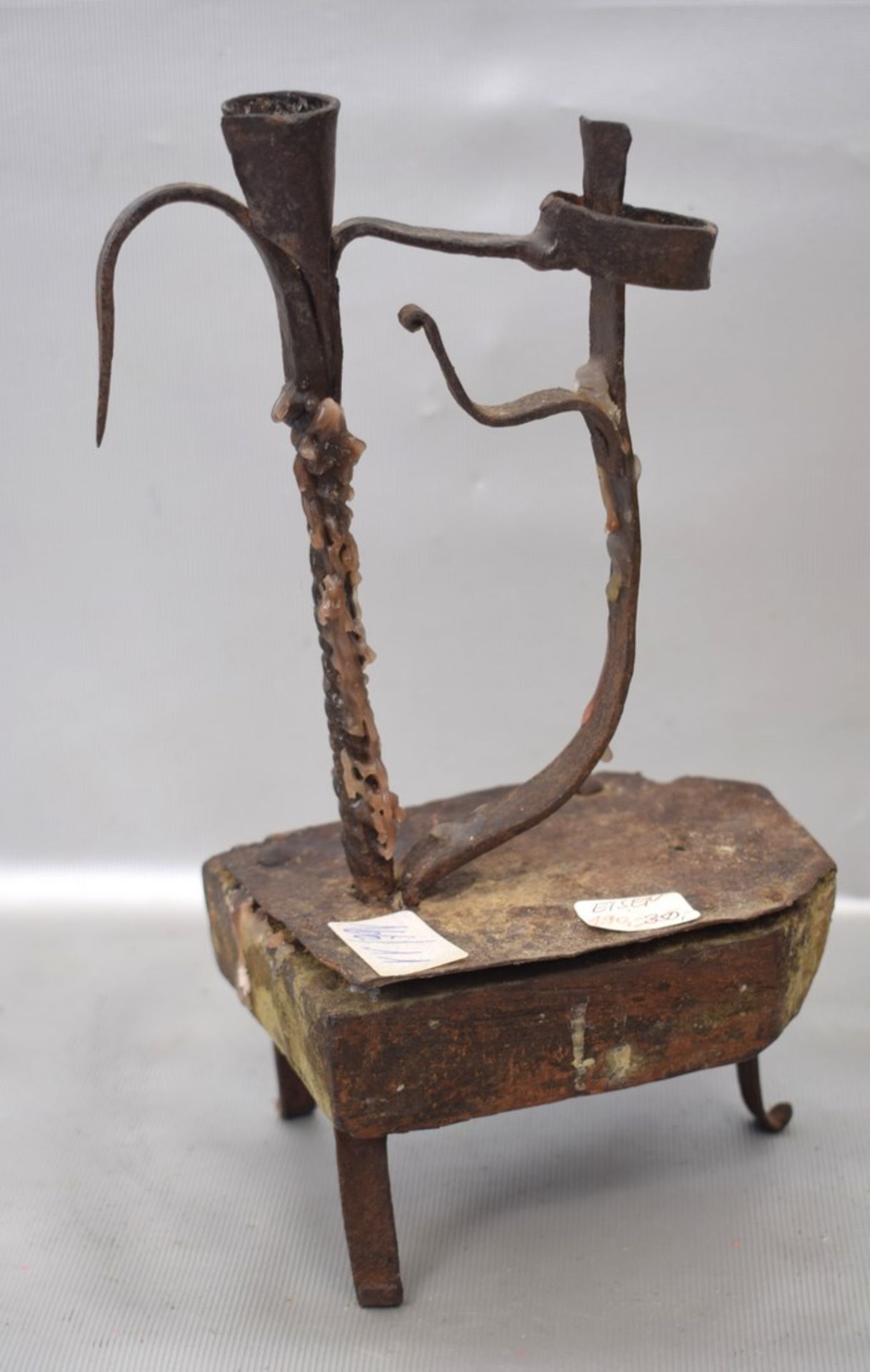 Tischkerzenleuchter1-lichtig, Eisen, auf drei Füßen stehend, Holzschaft, H 23 cm, 18. Jh.