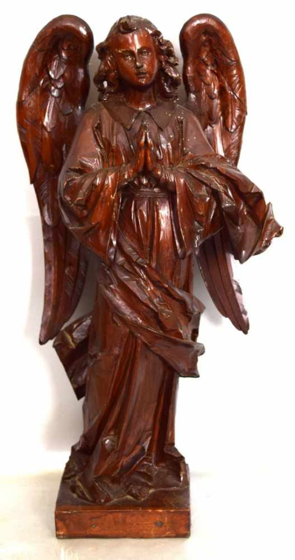 Betender EngelHartholz, geschnitzt, auf rechteckigem Sockel stehend, H 42 cm, 19./20. Jh.