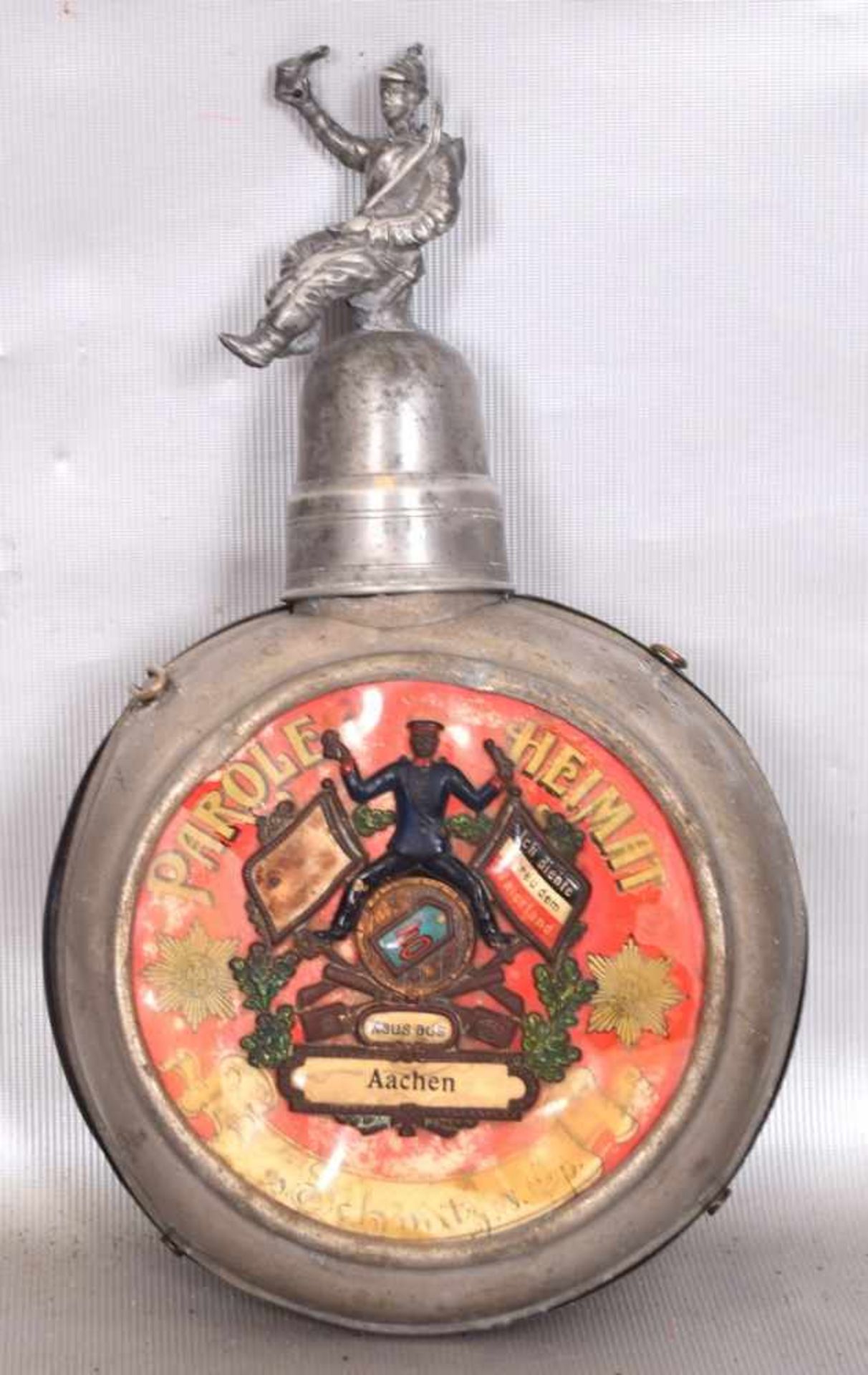 Reservistenflascherund, Deckel mit Soldat verziert, Pappmacheaufkleber mit Aufschrift und Soldat,