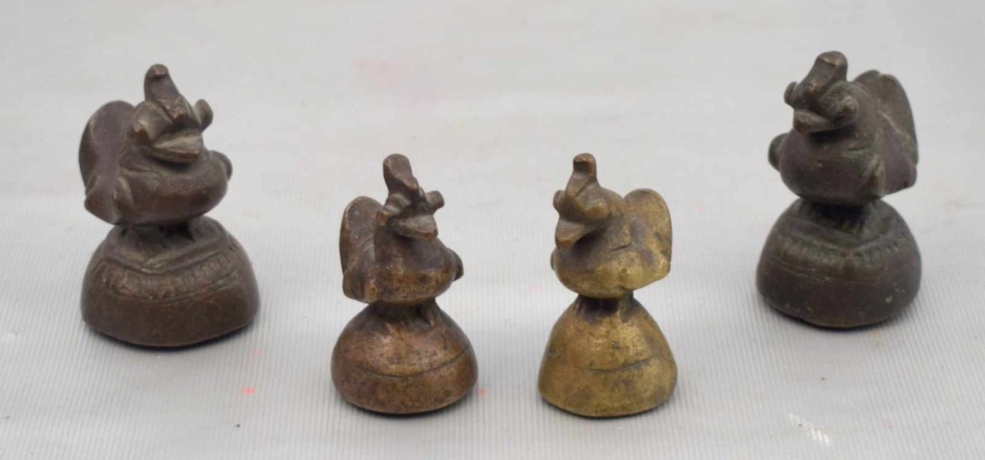 Vier OpiumgewichteBronze, patiniert, figürliche Darstellung von Enten, verschiedene Ausführungen,