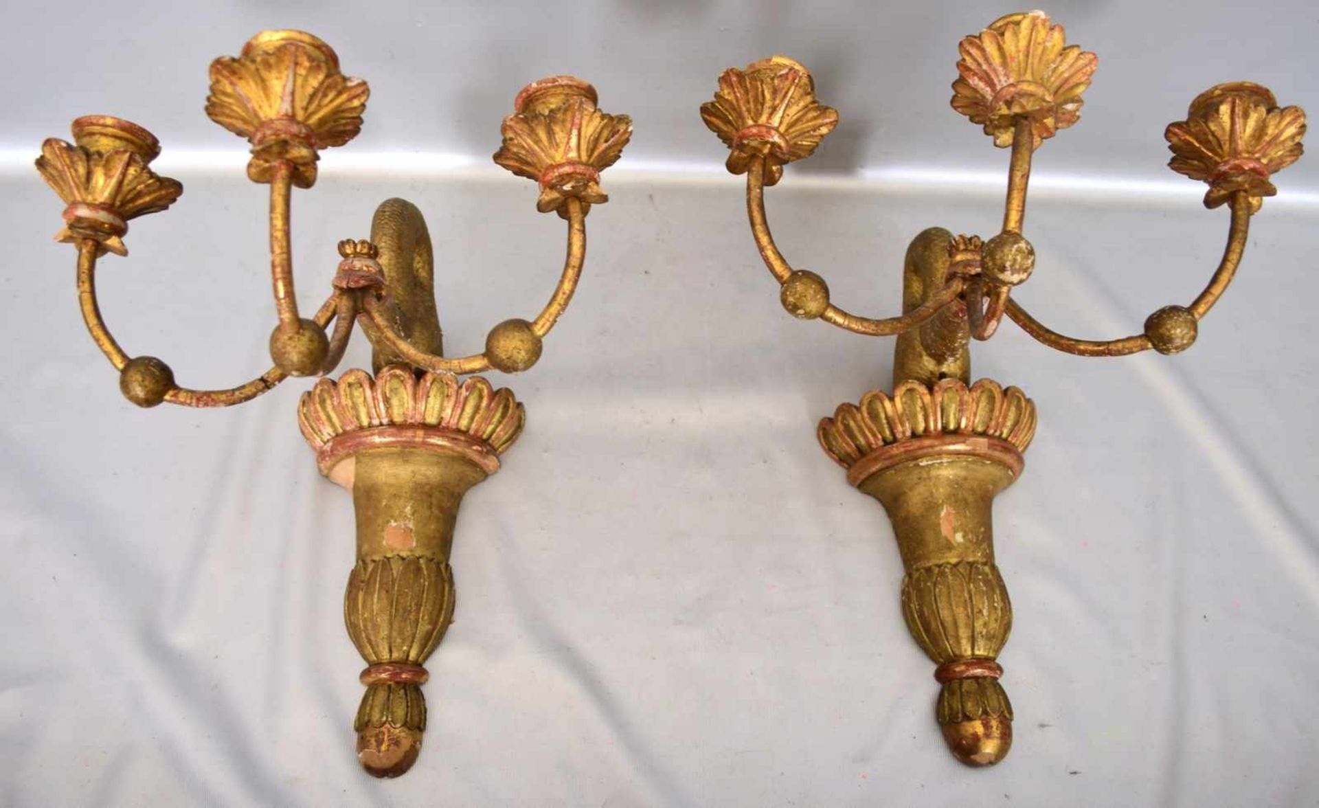 Zwei Wandlampen3-lichtig, Hartholz, geschnitzt, gold gefasst, Arm in Form eines Schwanenkopfes mit