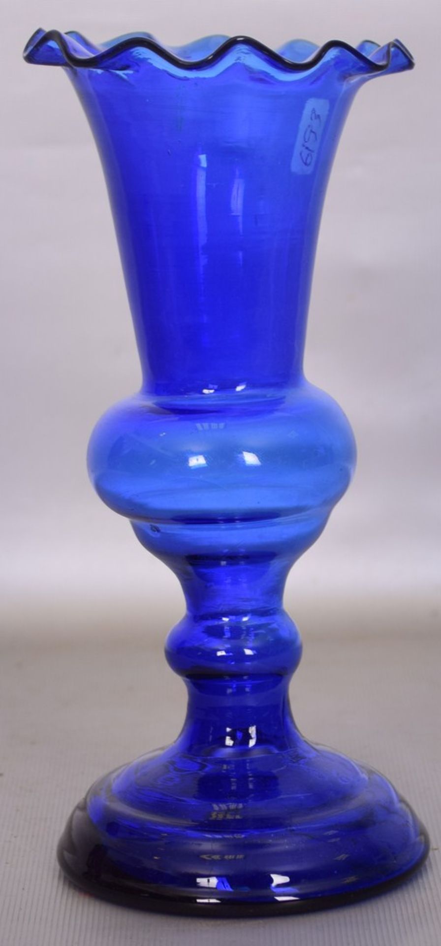 Vaseblaues Glas, runder Fuß, gewellter Rand, H 19 cm, 19. Jh.