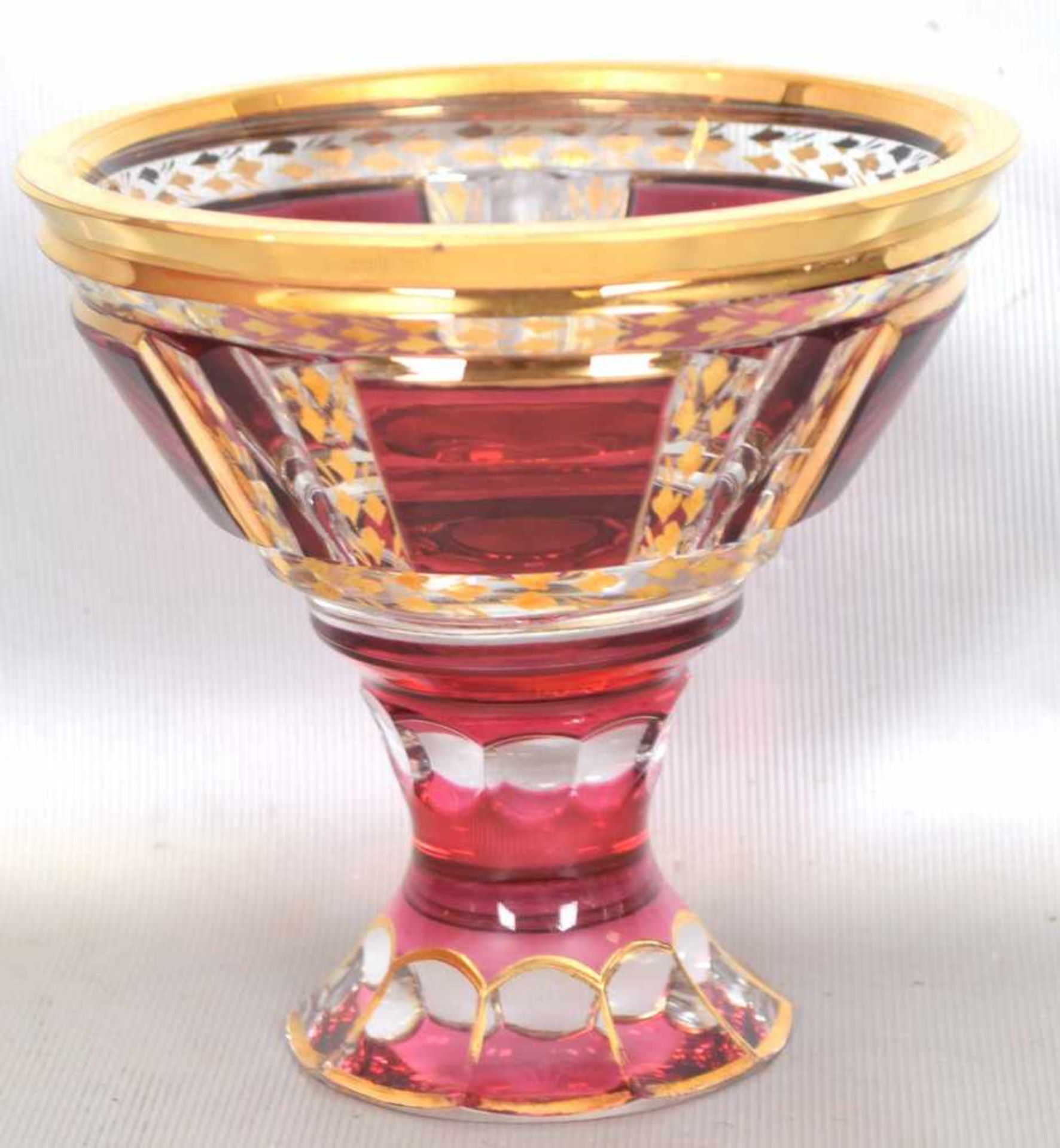 Aufsatzschalefarbl. Glas, geschliffen verziert, mit rotem Überfang, gold verziert, H 11 cm, Dm 11