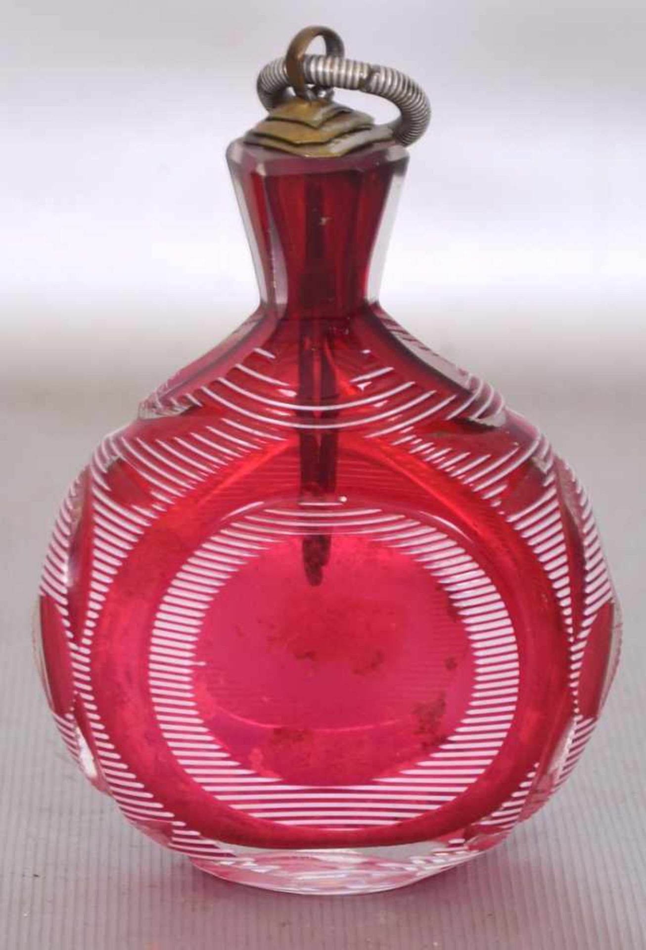 Riechfläschchenfarbl. Glas, geschliffen verziert, mit rotem Überfang, H 10 cm, 19. Jh.