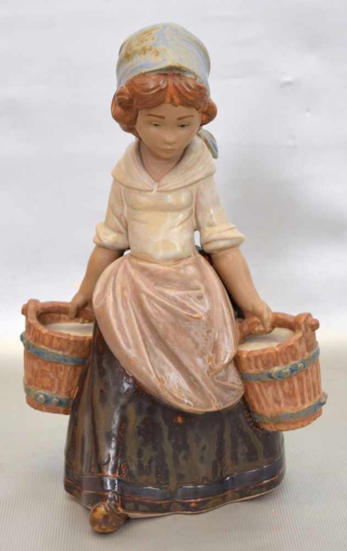 Mädchen mit zwei Eimernbunt bemalt, H 22 cm, FM Lladro