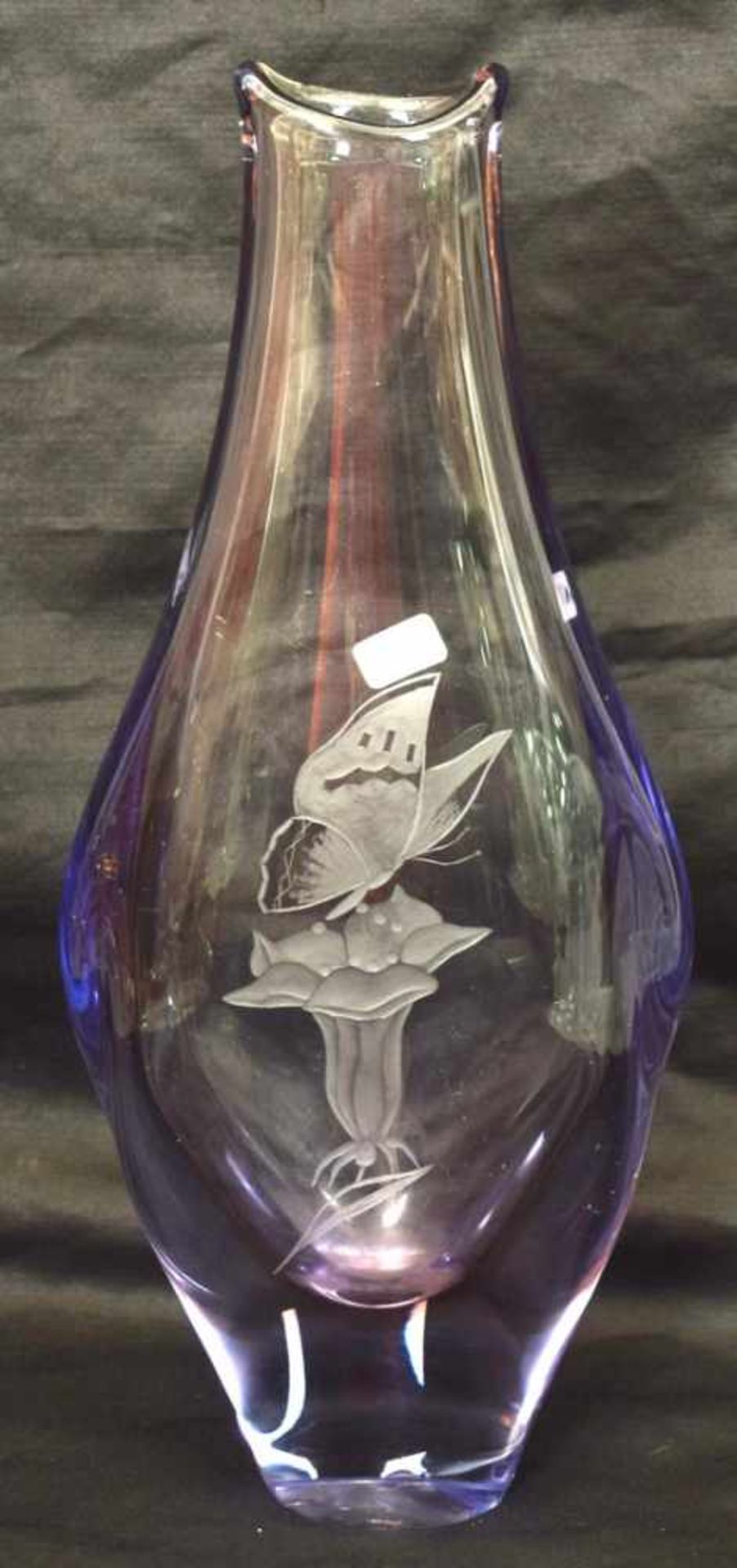 Vaselilafarbenes Glas, mit Blüte und Schmetterling, leicht gebaucht, H 27 cm, 70er Jahre