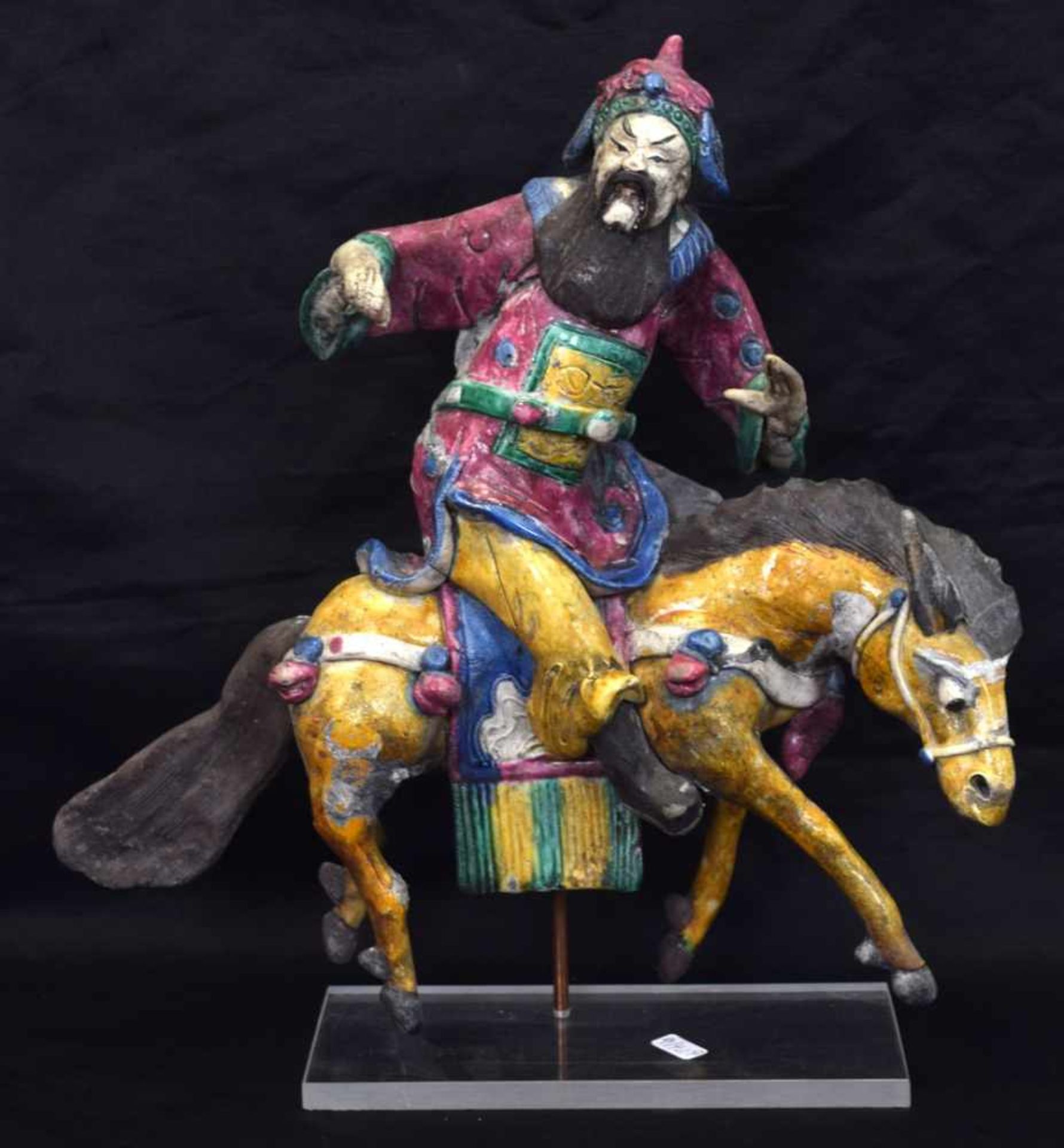 Asiatischer DachreiterTon, bunt bemalt, asiatischer Reiter zu Pferd, auf Acrylsockel stehend, H 31