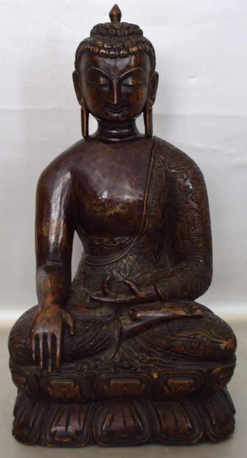 BuddhaHartholz, geschnitzt, auf Sockel mit Lotusblüten sitzend, H 35 cm