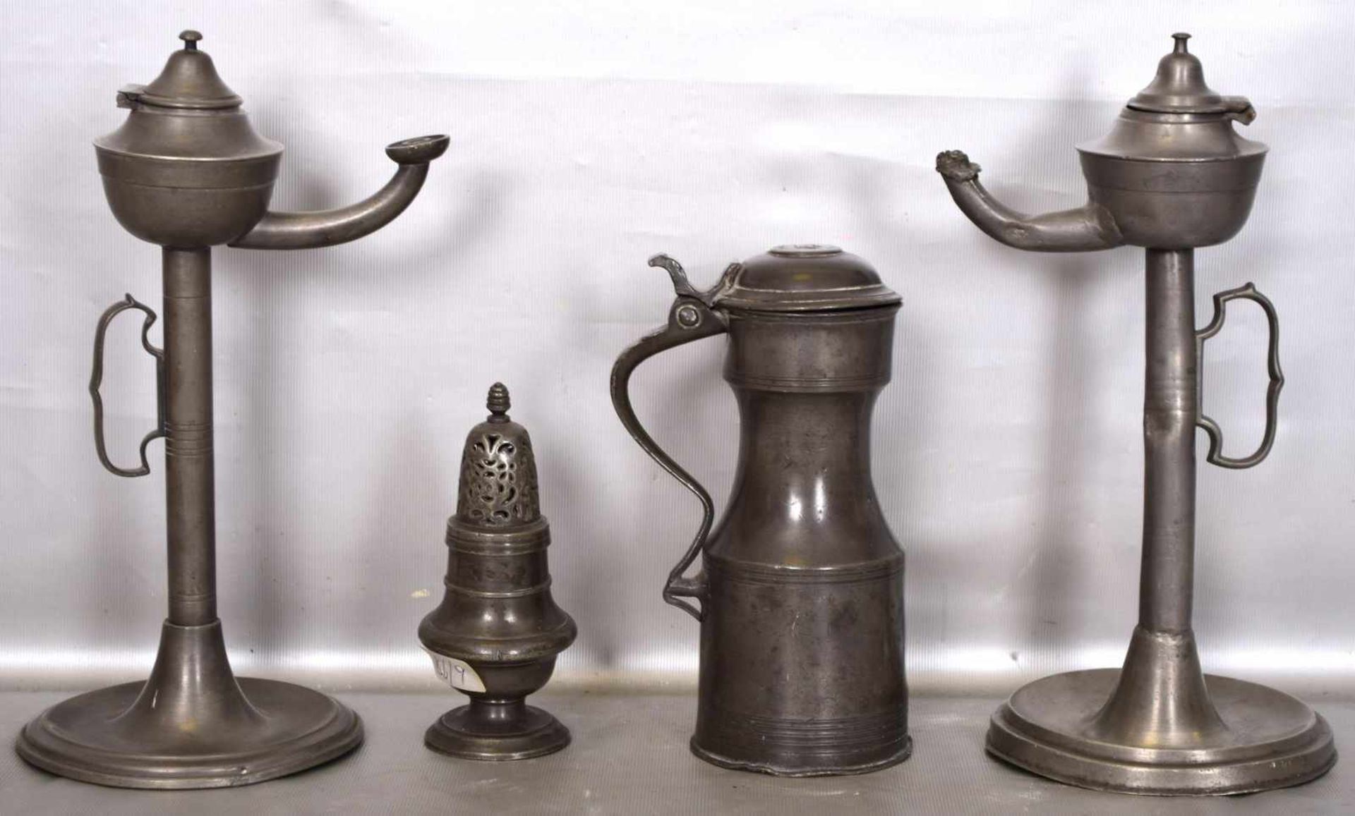 Konvolut vier Zinnteilezwei Öllampen, Krug und Salzstreuer, verschiedene Ausführungen, um 1800