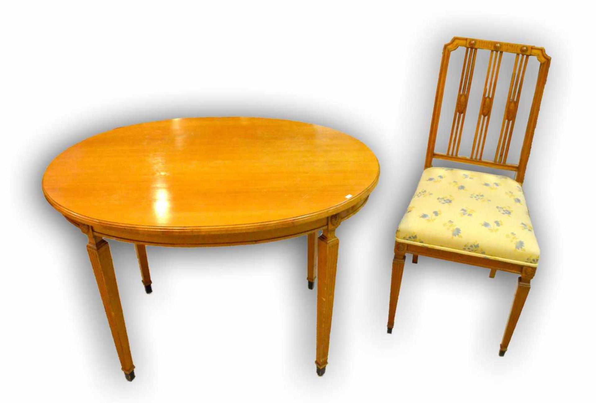 Tisch mit zwei StühlenKirschbaum, im Louis-Seize-Stil, vier gekehlte Beine, ovale Abdeckplatte, H 66