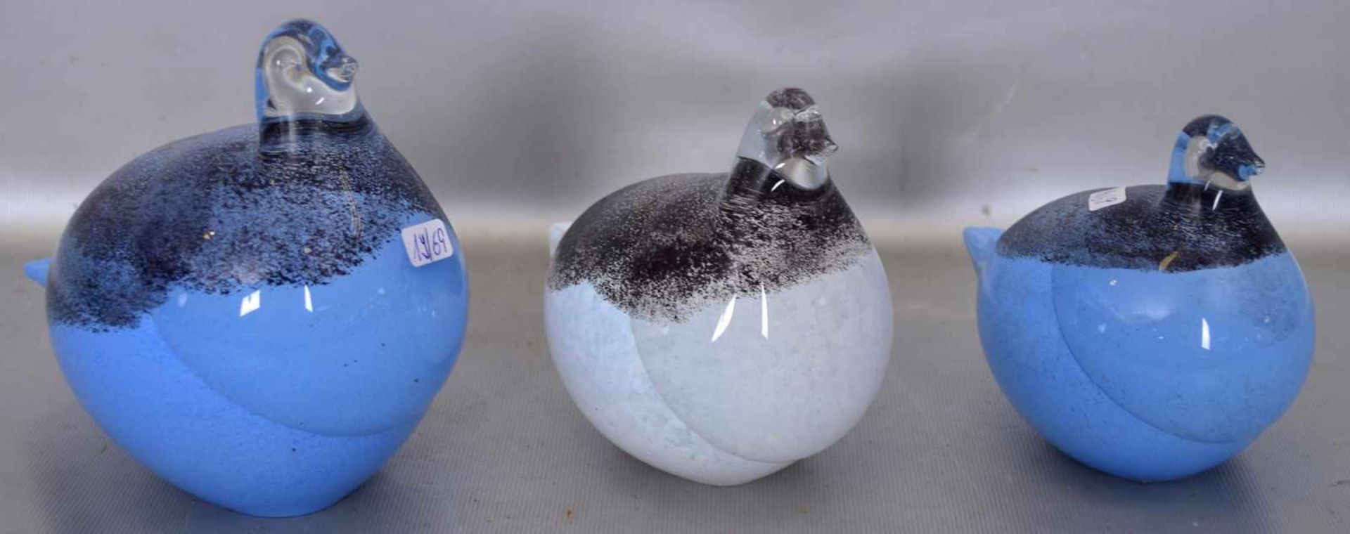 Drei Taubenfarbl. Glas, mit schwarz/blauer Farbeinschmelzung, verschiedene Größen, H 10 cm bis 13