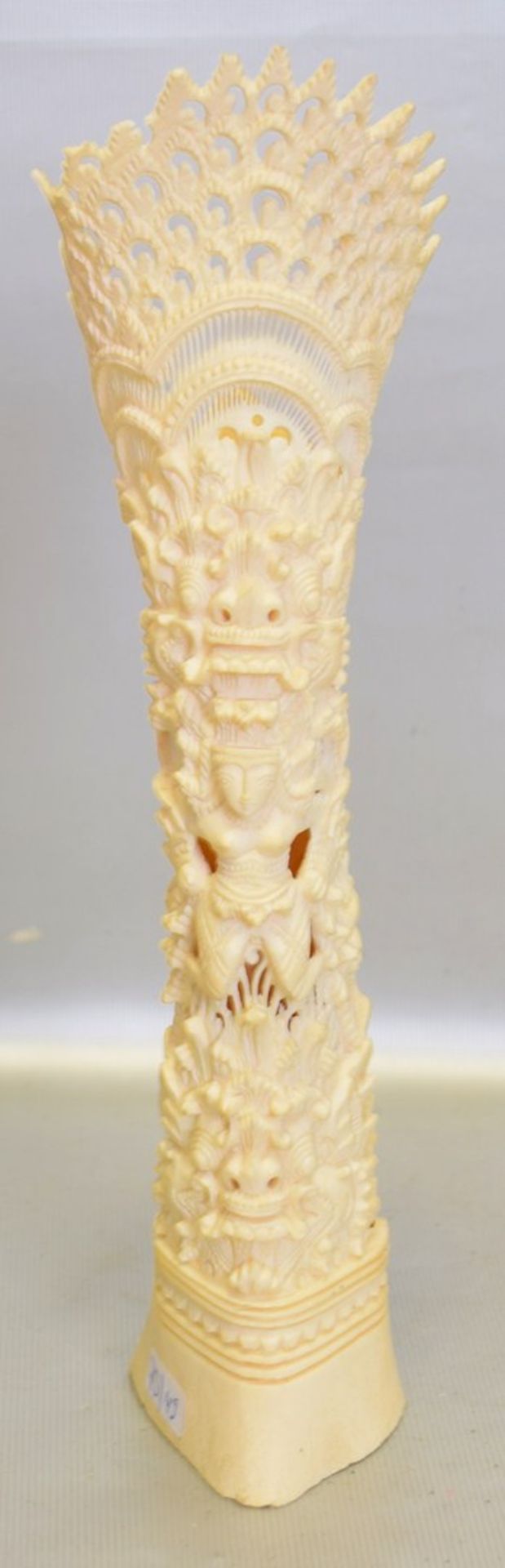 Asiatische SkulpturHorn, durchbrochen verziert geschnitzt, H 25 cm