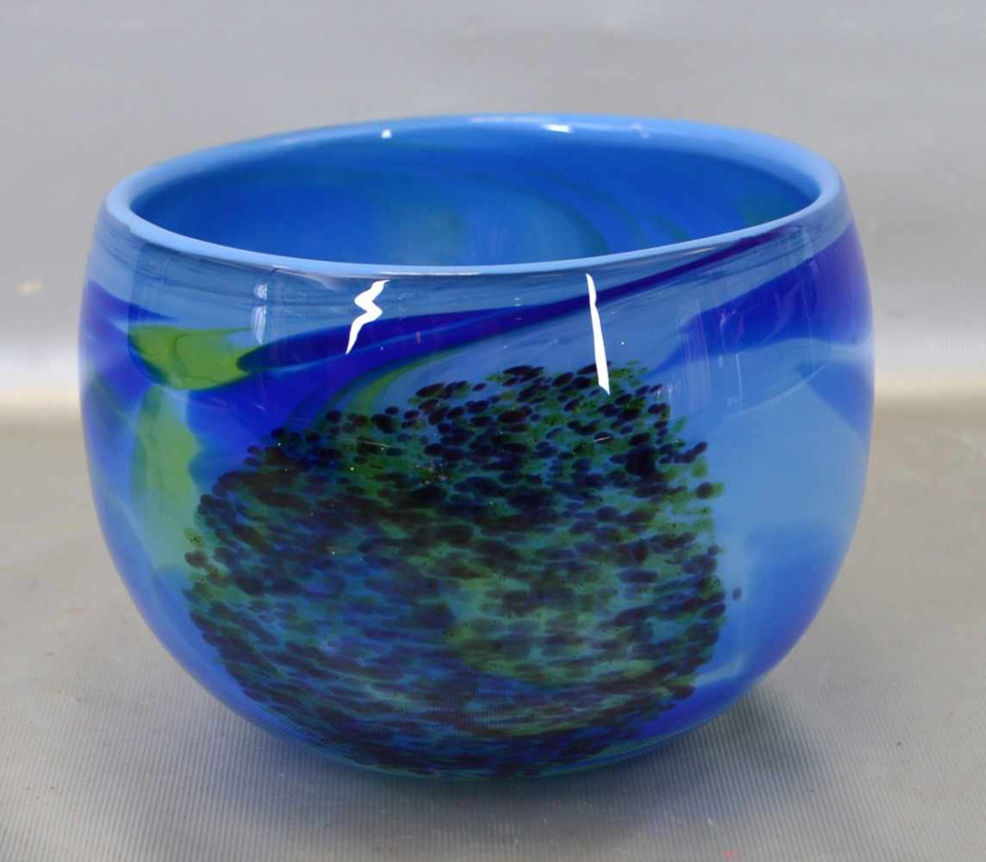 Schalefarbl. Glas, rund, mit blau/grüner Farbeinschmelzung, H 13 cm, Dm 16 cm, 70er Jahre