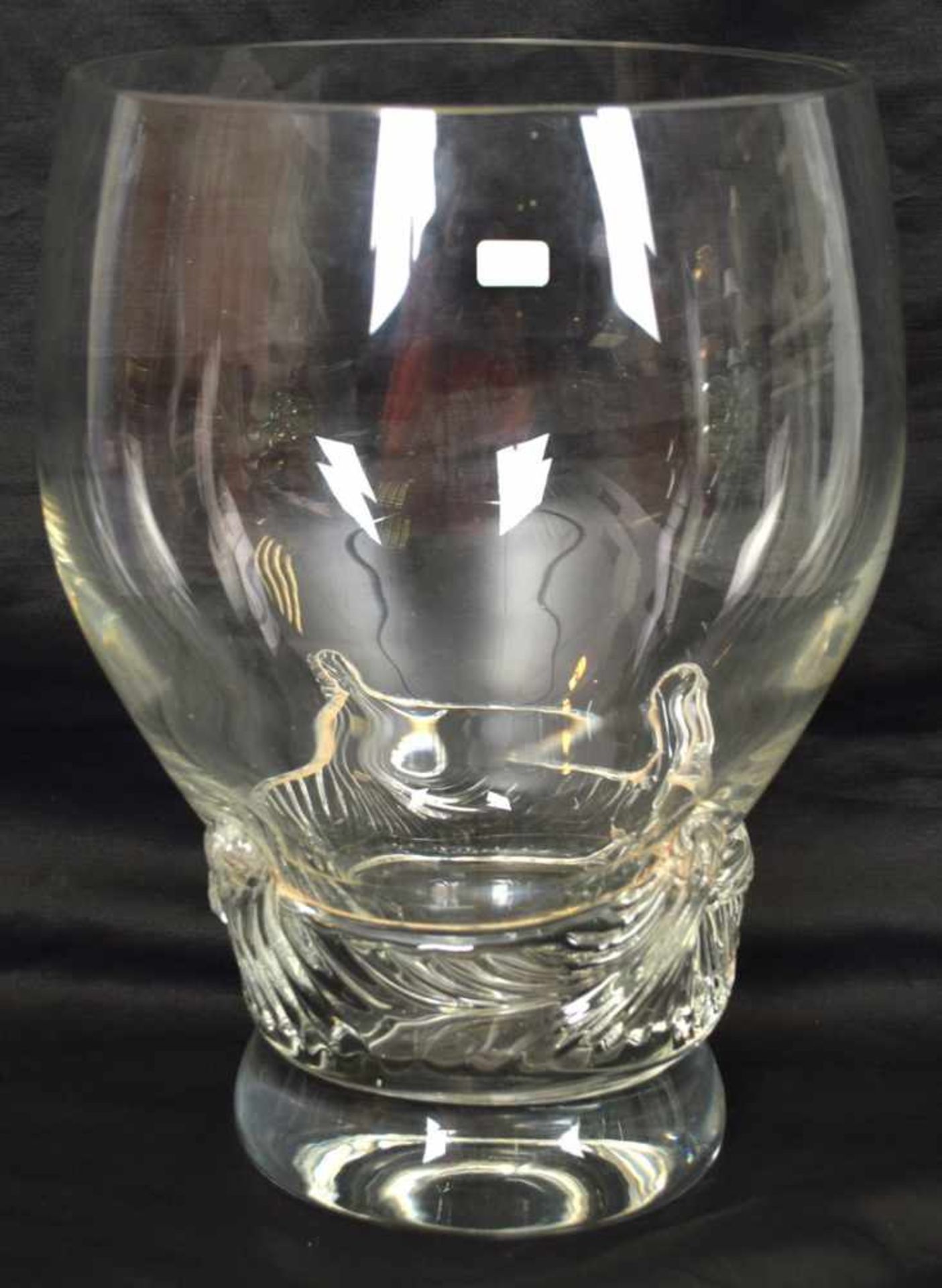 Vasefarbl. Glas, runder verzierter Fuß, im Fuß monogr. CJR, H 25 cm