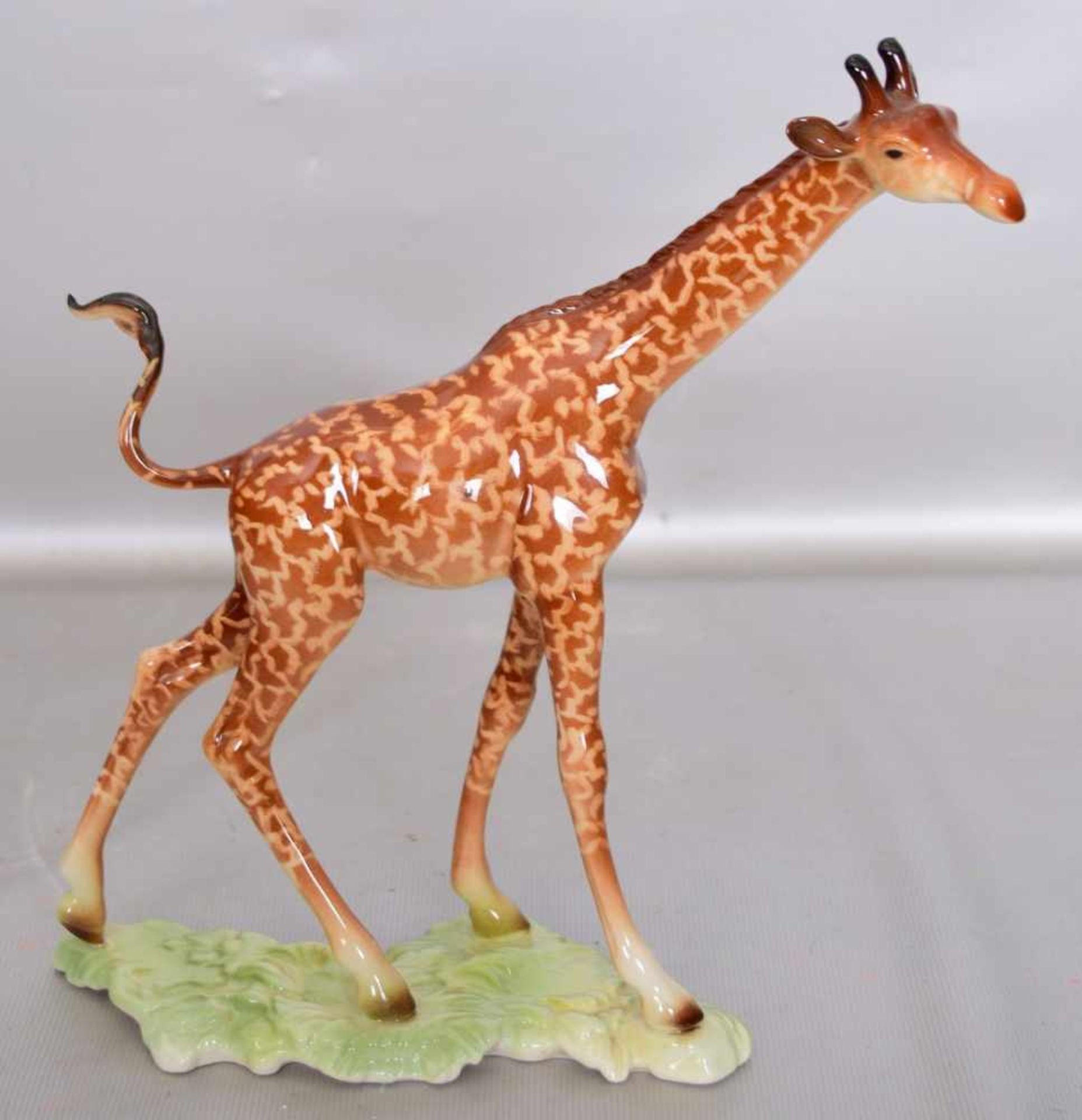 Giraffeauf rechteckigem Sockel stehend, bunt bemalt, H 21 cm, L 22 cm, FM Goebel