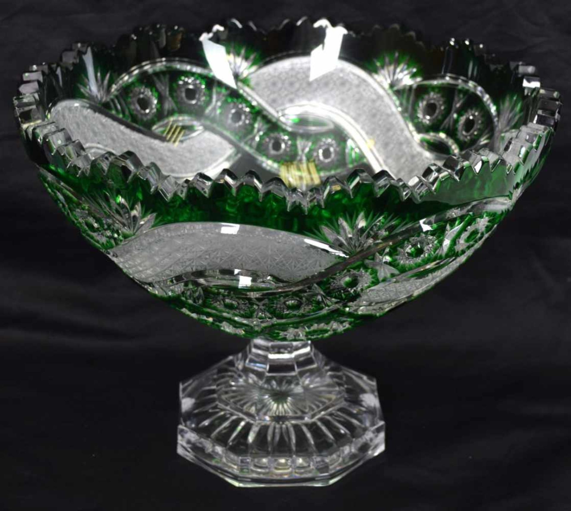 Aufsatzschalefarbl. Kristallglas, geschliffen verziert, gezackter Rand, mit grünem Überfang, H 21