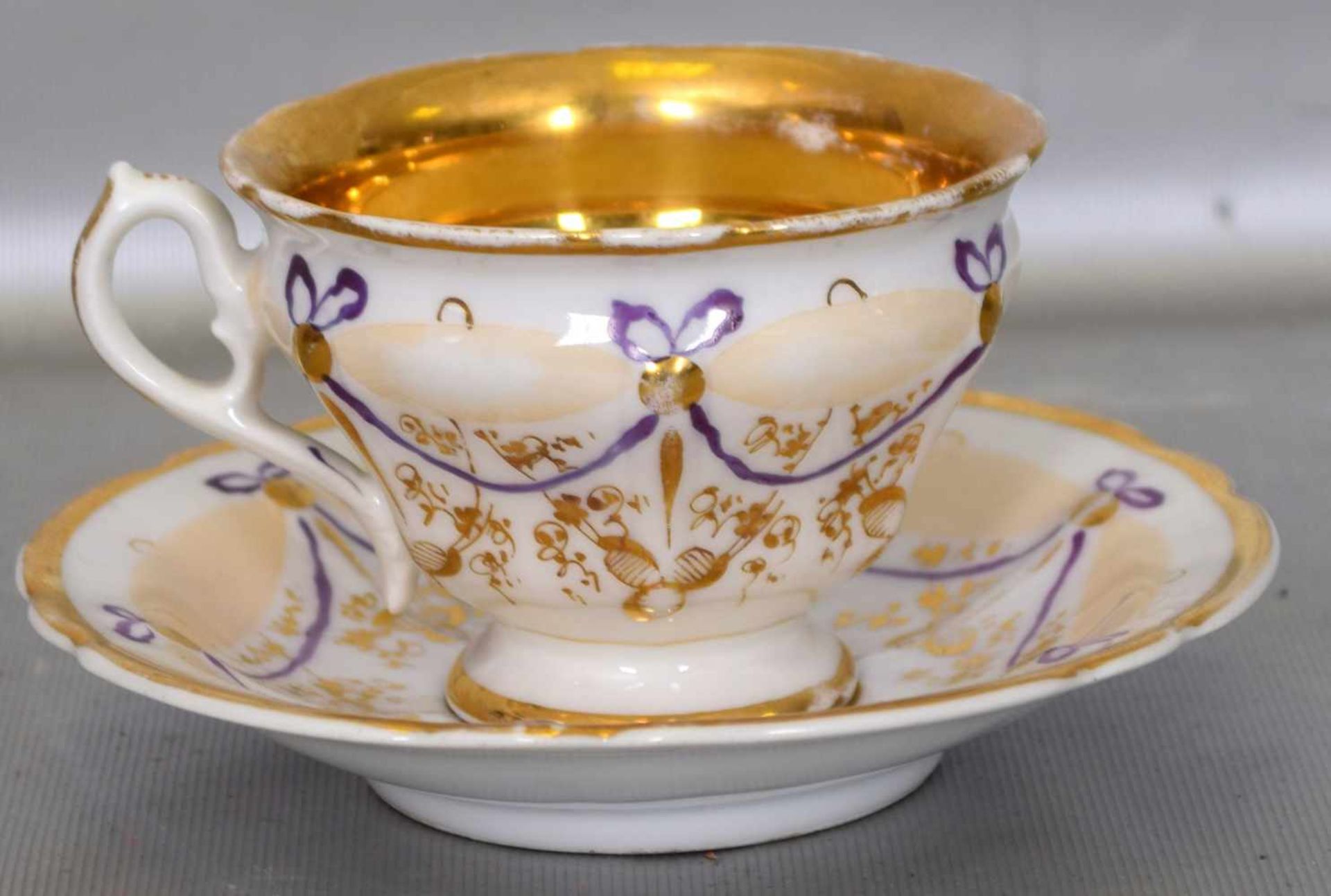 Tassemit Untertasse, gold verziert, mit lilafarbenen Ranken, FM, 19. Jh.