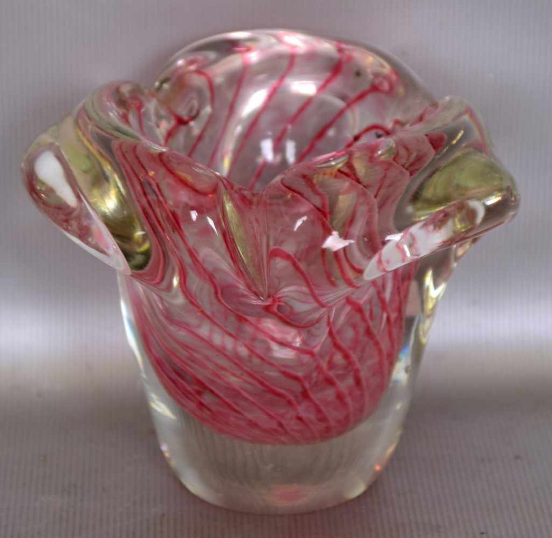 Vasefarbl. Glas, mit roten Fäden, unregelmäßig gezogener Rand, H 7 cm
