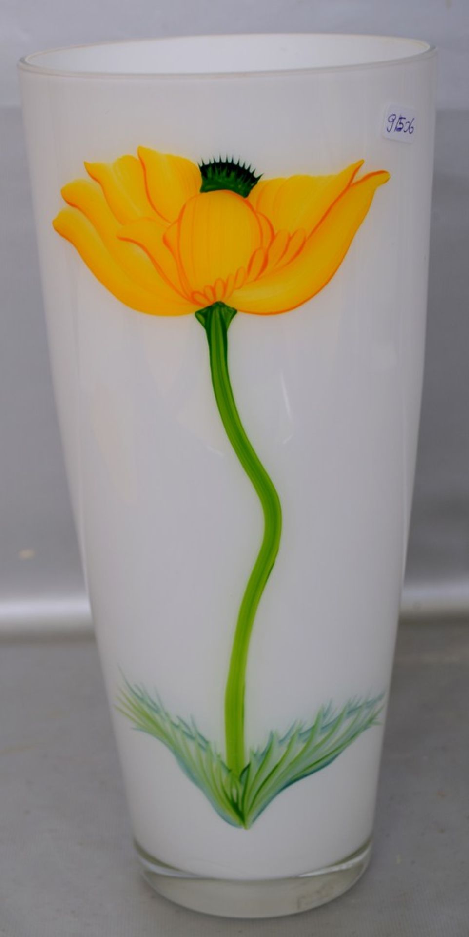 Vasefarbl. Glas, mit weißem Überfang, mit grün/gelber Blüte, H 29 cm