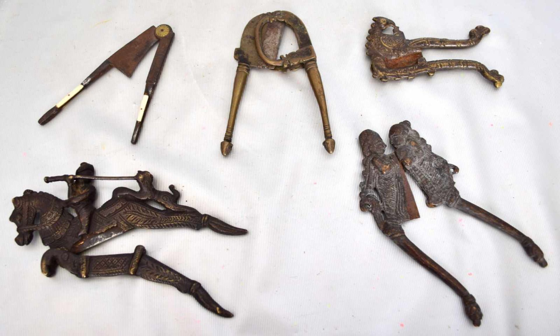 Konvolut fünf OpiummesserBronze und Eisen, teilweise mit figürlichen Darstellungen verziert, 19.