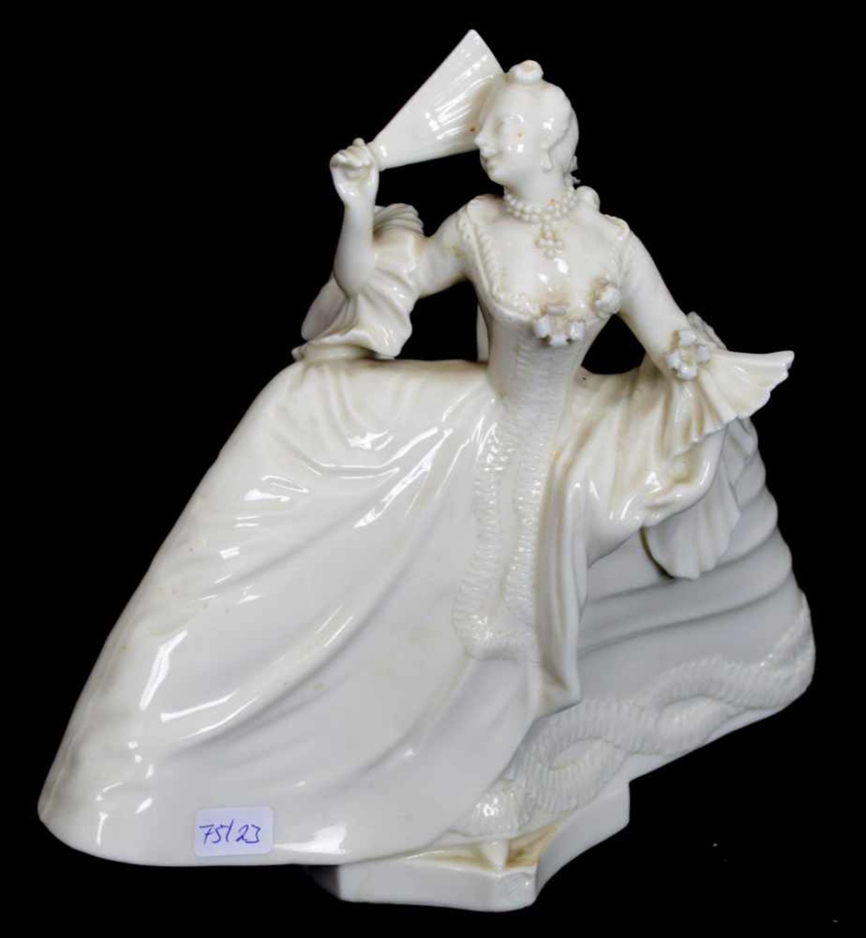 Elegante Dameauf Diwan, mit Fächer, weiß glasiert, H 18 cm, L 20 cm, FM Nymphenburg