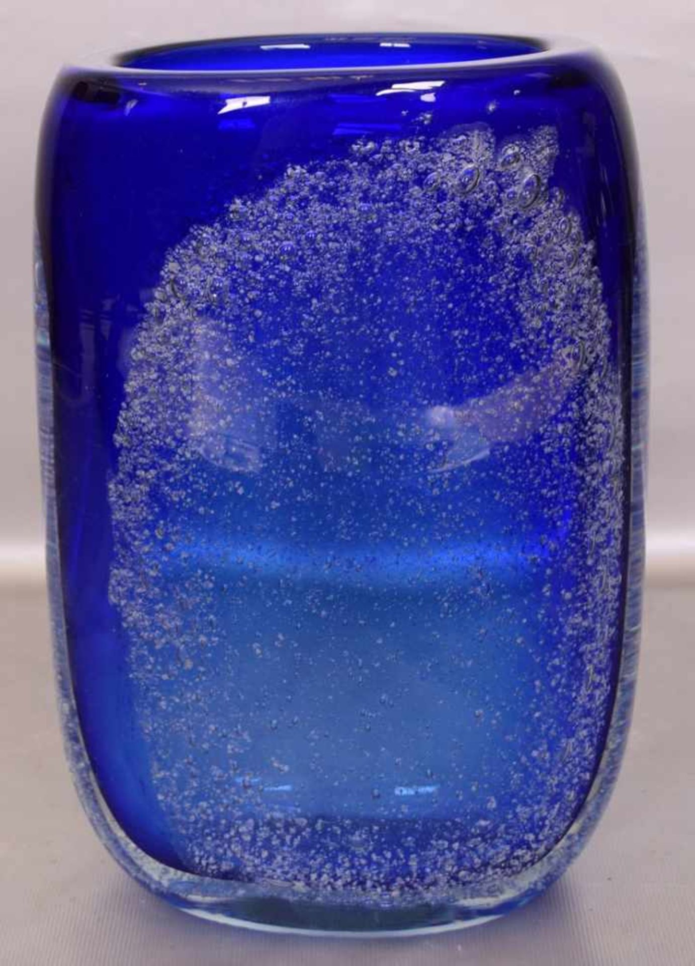 Vasefarbl. Glas, oval, blauer Überfang, mit eingeschmolzenen Luftblasen, H 25 cm, 70er Jahre