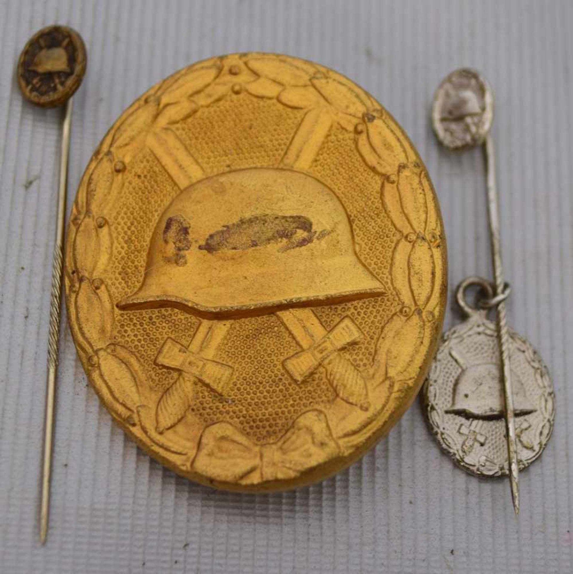 Verwundetenabzeichengold, mit zwei Nadeln und kleiner Medaille, 1957