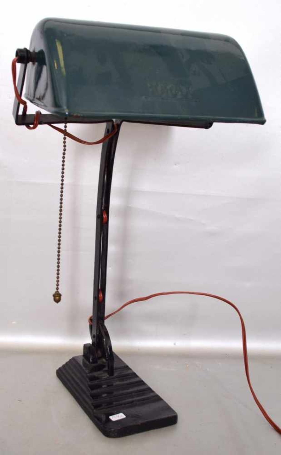 Schreibtischlampe1-lichtig, schwarzer Eisenfuß, treppenförmig ansteigend, schwarzer Schirm, FM