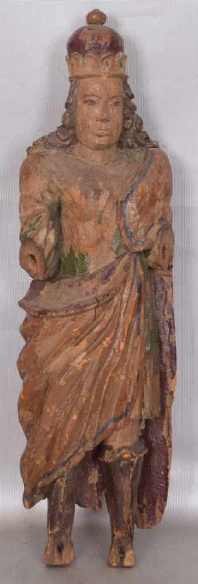 Darstellung eines KönigsHartholz, geschnitzt, Arme und Beine fehlen, Reste alter Fassung, H 39 cm,