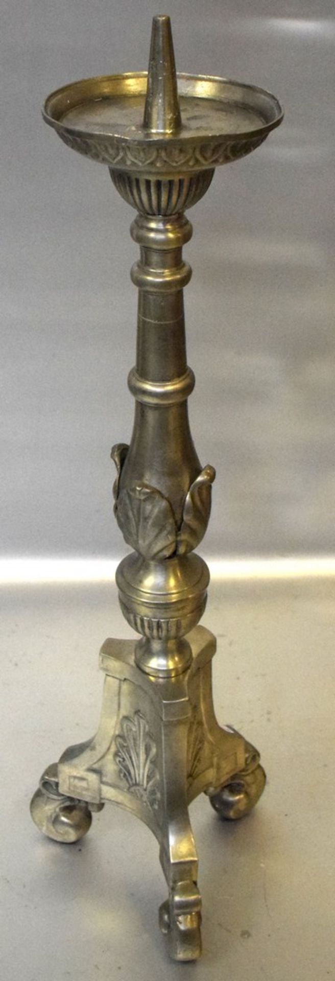 Kerzenleuchter1-lichtig, von drei Seiten eingezogener Fuß, verzierter Schaft, im Barock-Stil,