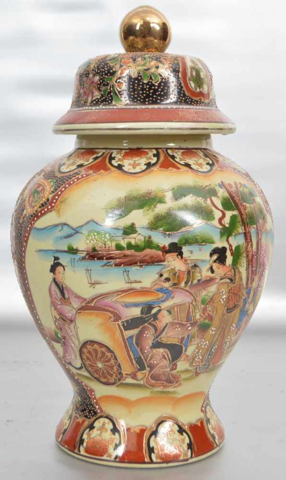 DeckelvasePorzellan, Wandung mit asiatischen höfischen Szenen, Ranken und Ornamenten verziert, H