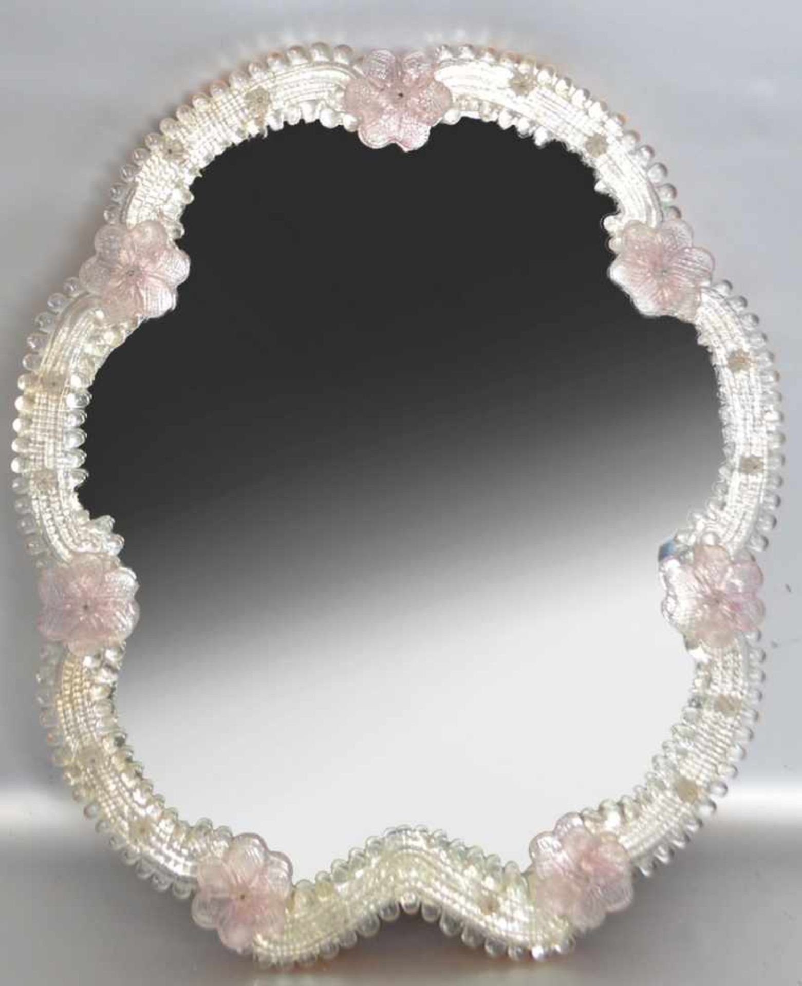 Venezianischer Spiegelrechteckiges Hochformat, farbl. Glas, mit rosafarbenen Blüten verziert, H 43