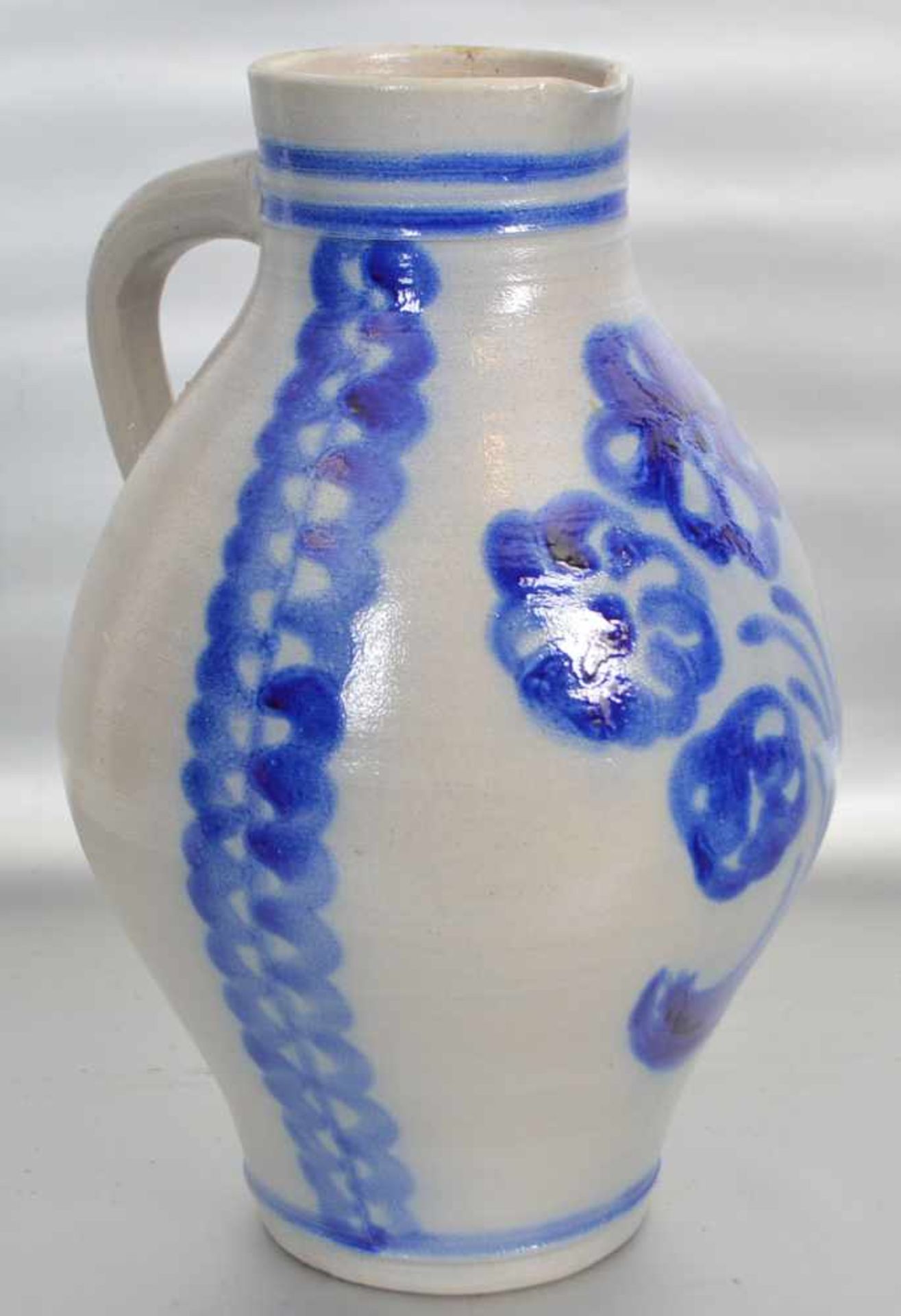 Kruggrau glasiert, Wandung gebaucht, mit blauer Blumenbemalung, 8 L, H 38 cm, Ww.