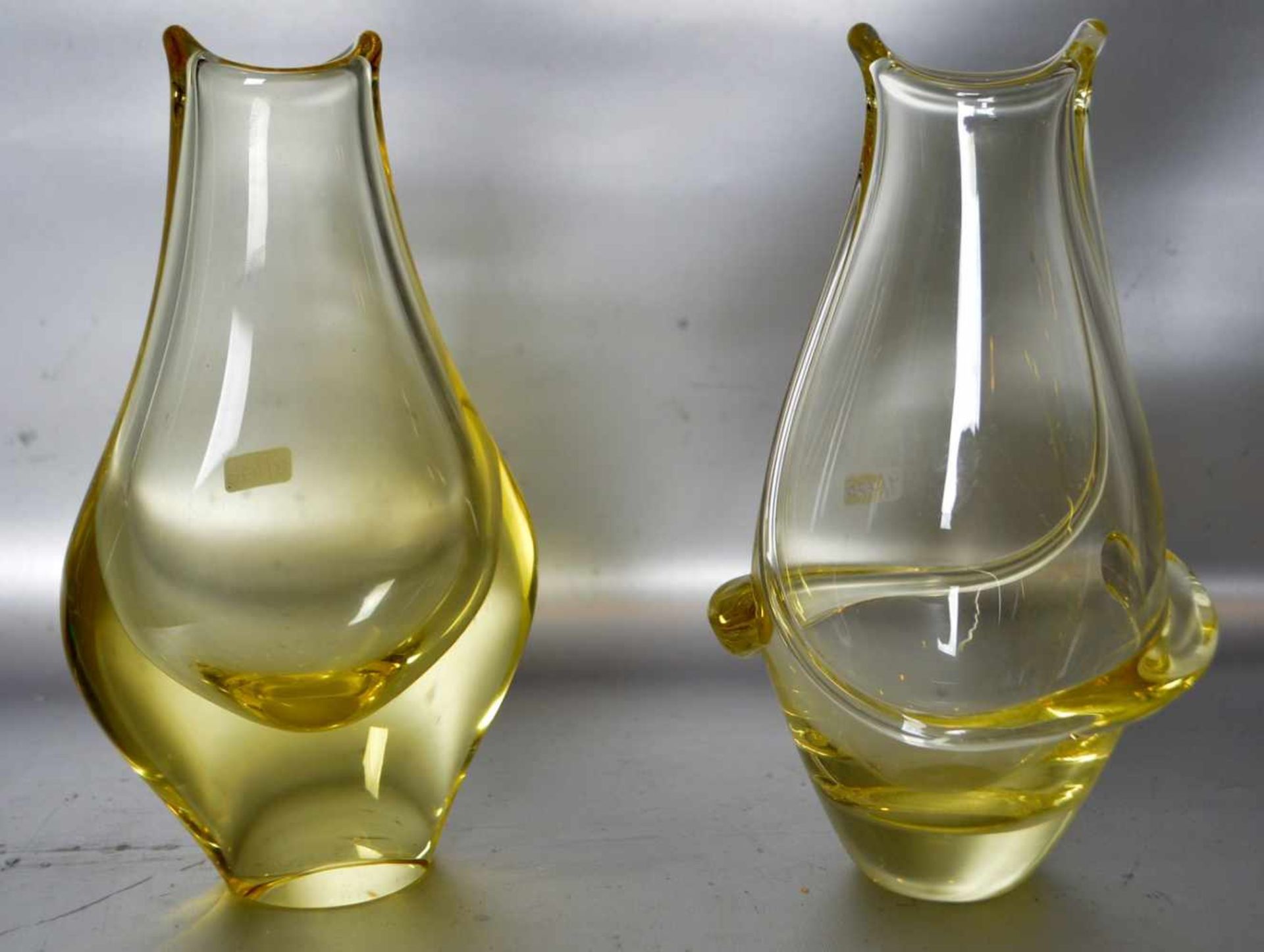 Zwei Vasenfarbl. Glas, verschiedene Ausführungen, gelb schimmernd, H 20 cm, 70er Jahre