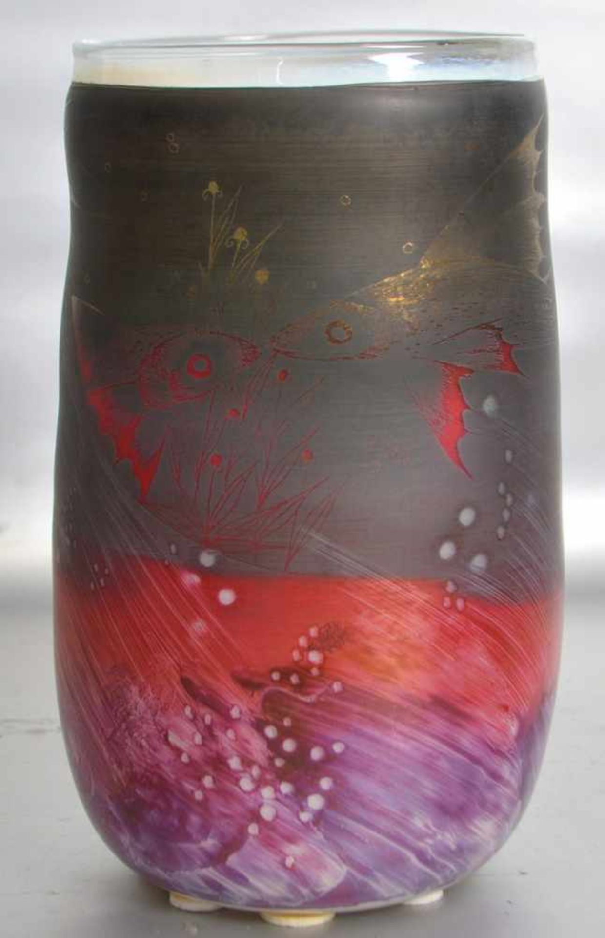 Designervasefarbl. Glas, rund, rot, blau und grau bemalt, mit Fischen und Gräsern, Entwurf Erwin