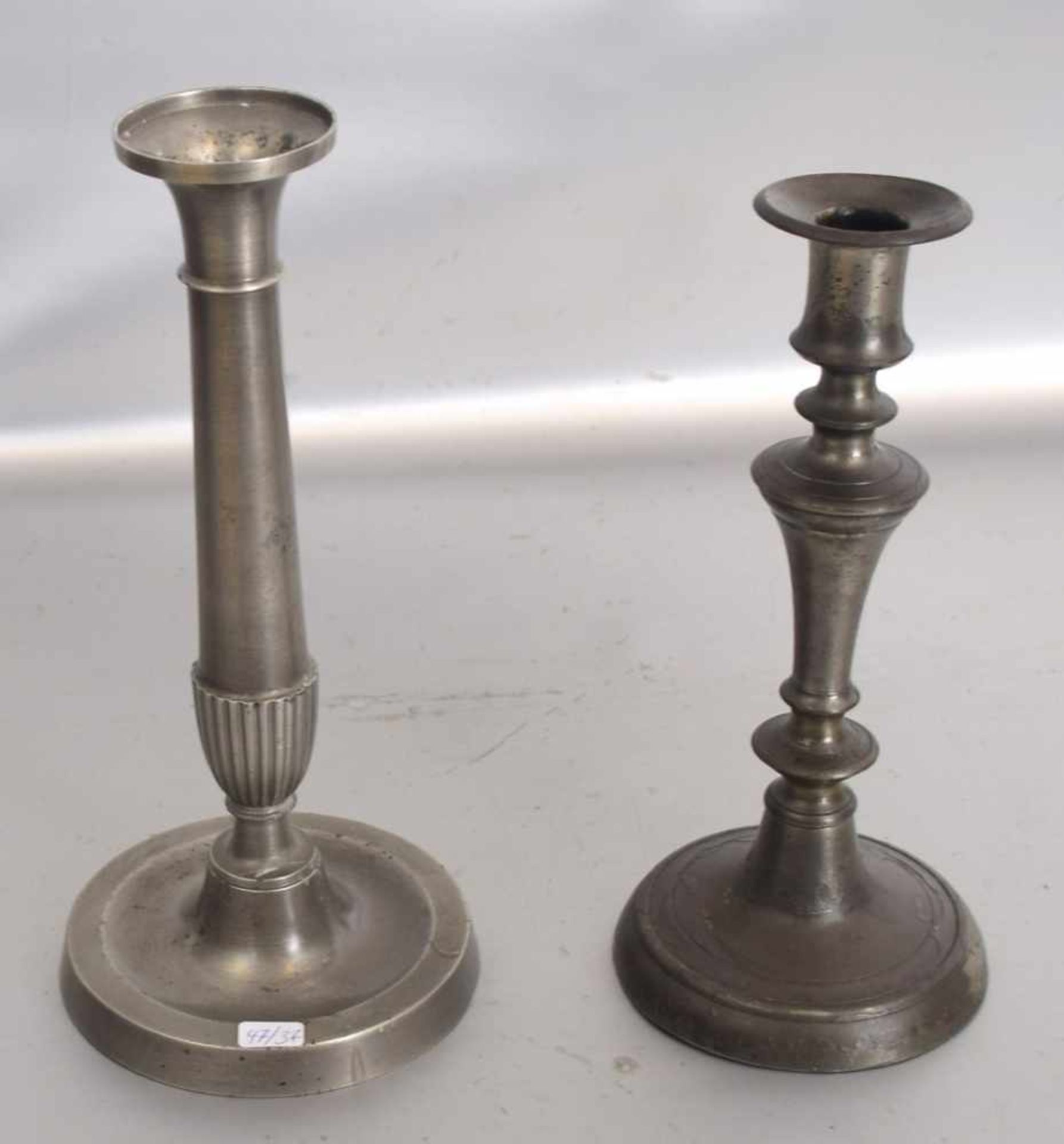 Zwei Tischkerzenleuchter1-lichtig, runder Fuß, gedrechselter Schaft, H 24 cm bzw. 26 cm, Mitte 19.