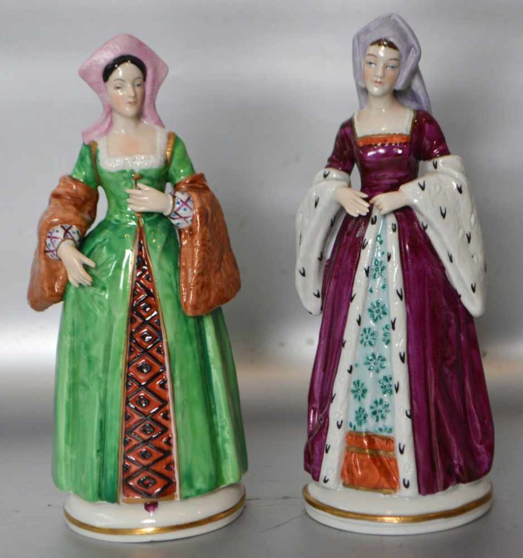 Anne Boleyn und Chatherine of Aragonauf rundem Sockel stehend, bunt bemalt, H 21 cm, FM Sitzendorf
