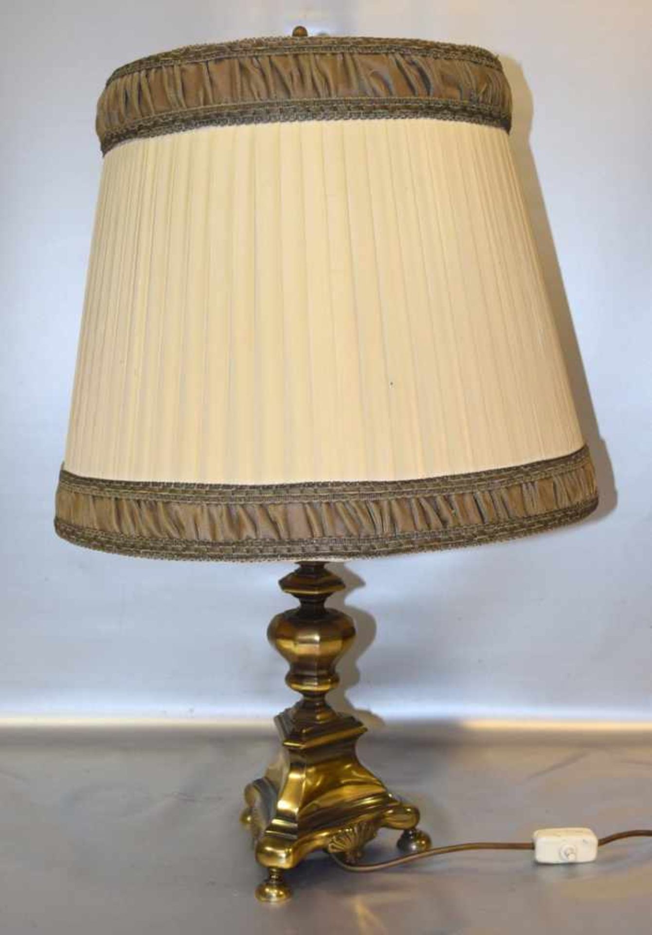 Tischlampe1-lichtig, im Barock-Stil, Bronzefuß, von drei Seiten eingezogen, beigefarbener Schirm,