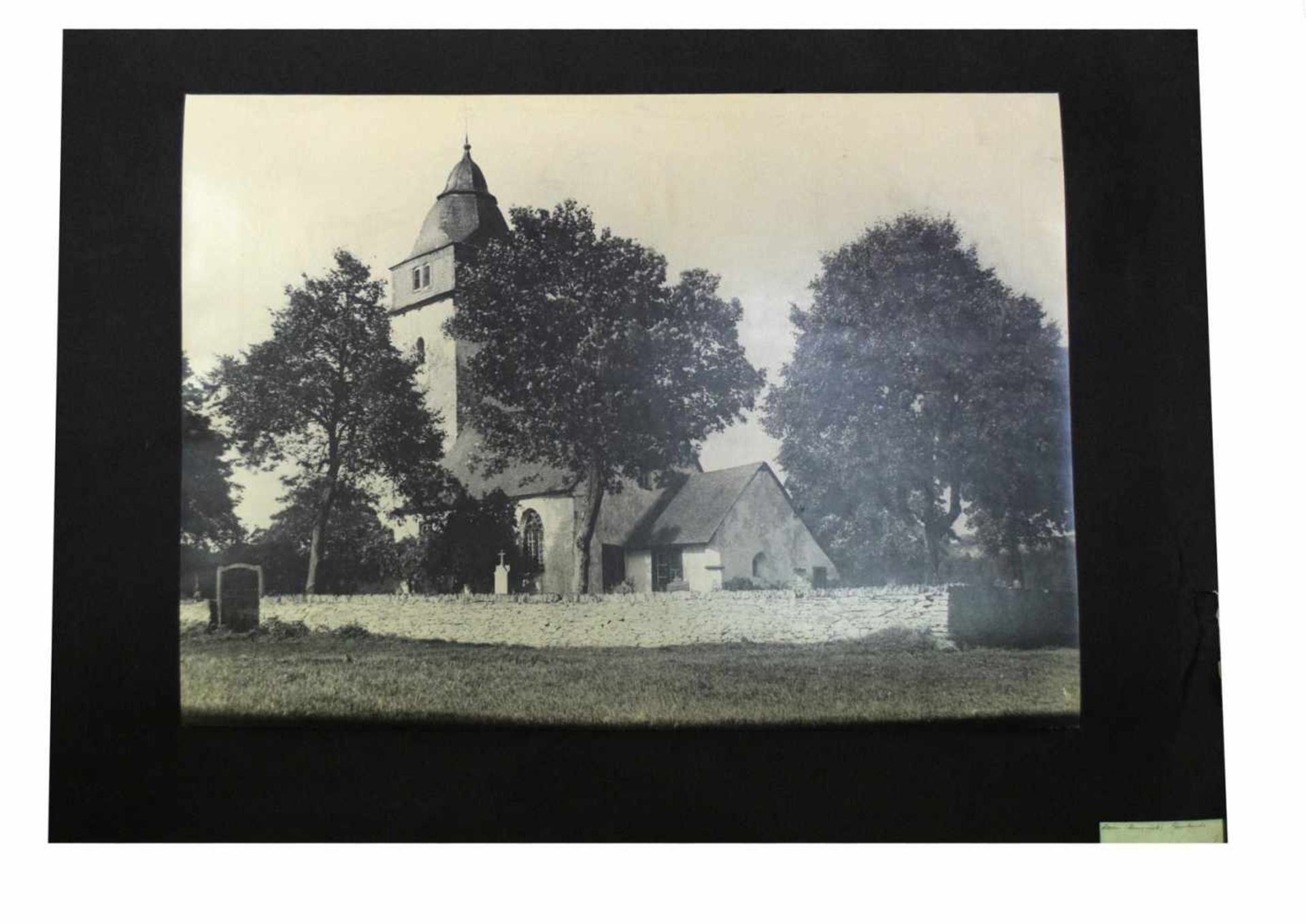 FotografiePfarrkirche in Hahn im Hunsrück, mit Friedhof, 52 X 75 cm, um 1900