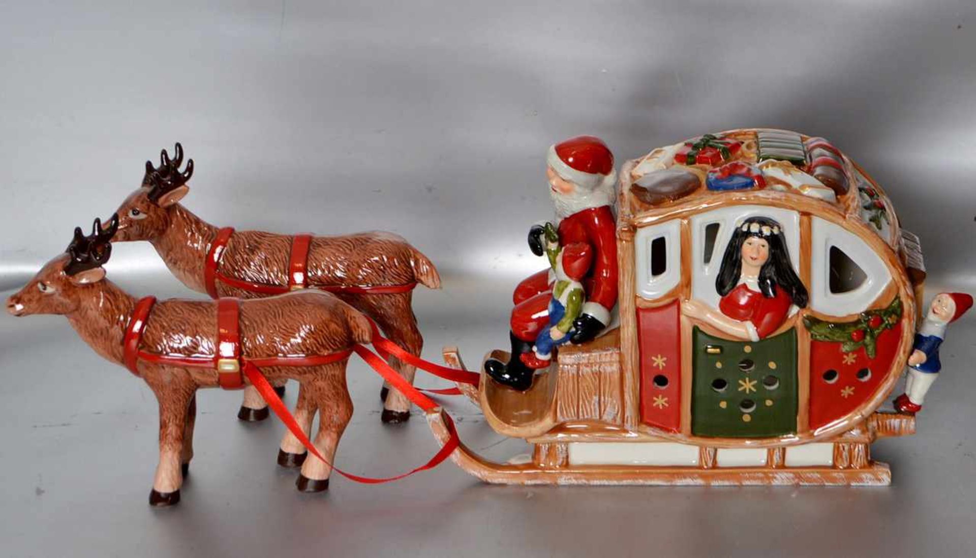 Weihnachtschlittenmit zwei Rentieren, Santa Claus und Wichtel, bunt bemalt, Teelichthalter, H 17 cm,