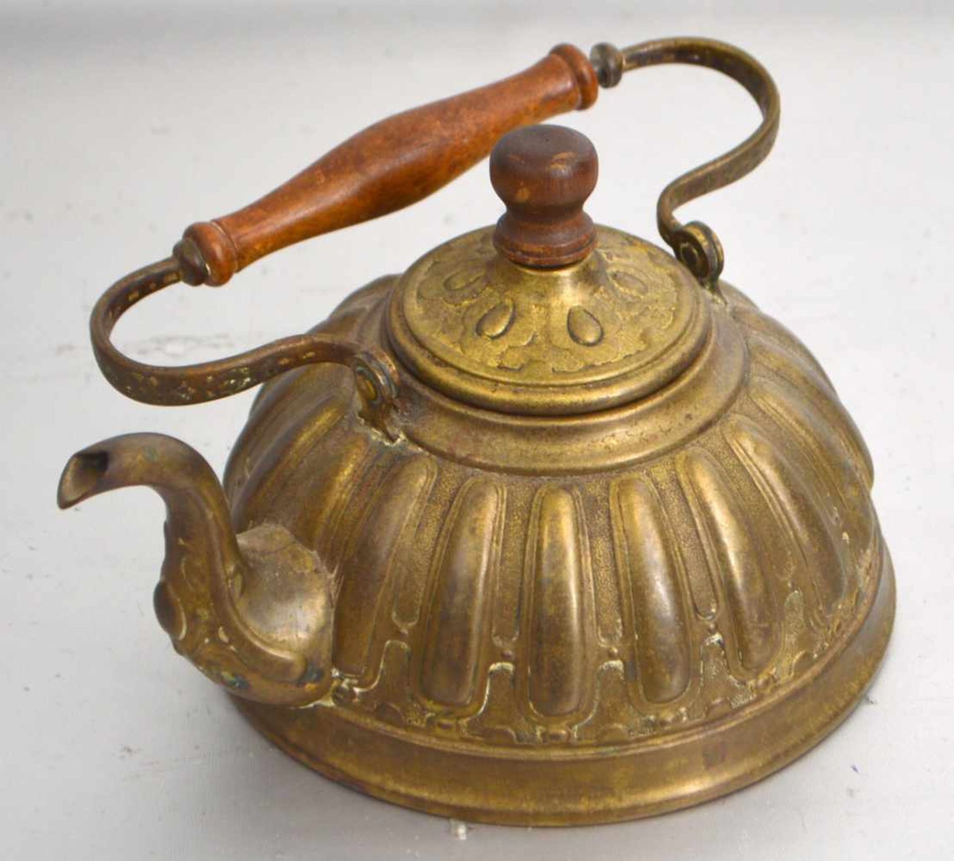 TeekanneMessing, rund, verziert, mit Holzgriff, H 16 cm