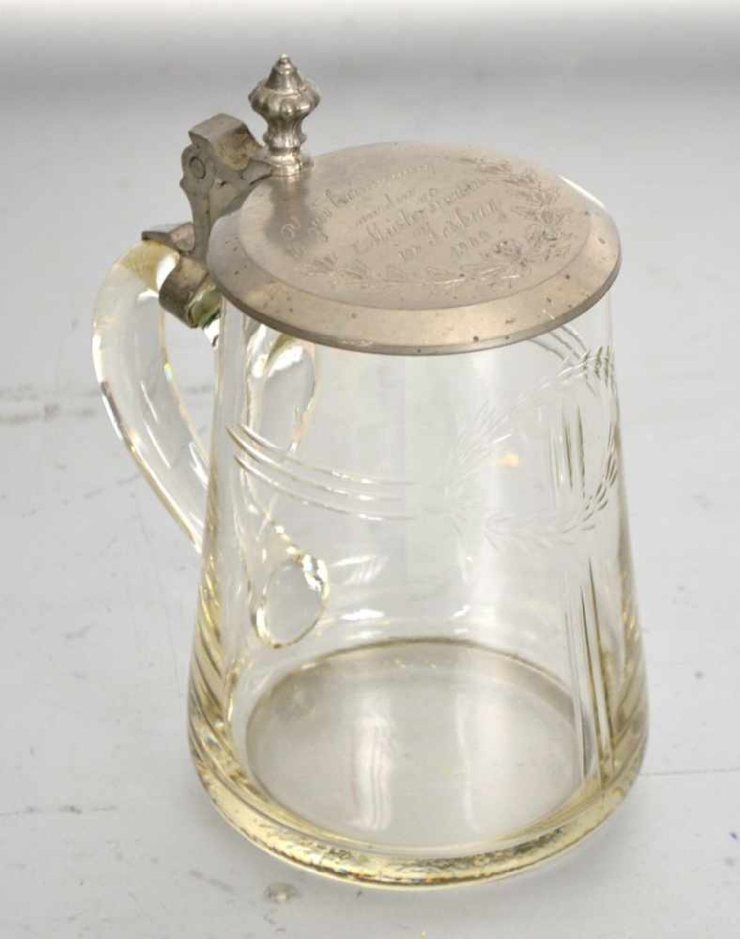 Bierkrugfarbl. Glas, geschliffen verziert, mit Zinndeckel, dat. 1909, H 15 cm