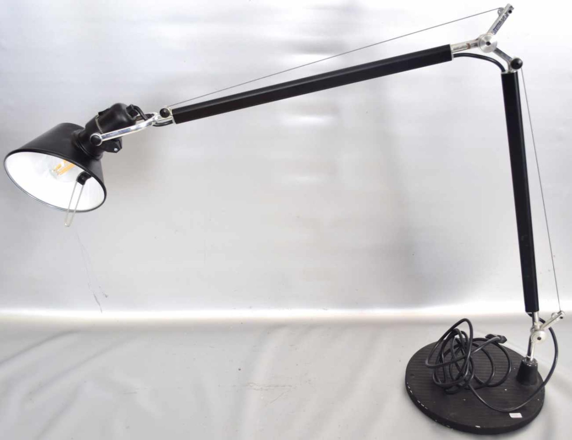 Schreibtischlampe1-lichtig, runder Fuß, mit Drahtsystem, Artemide tolomeo tavolo Design, von Michele