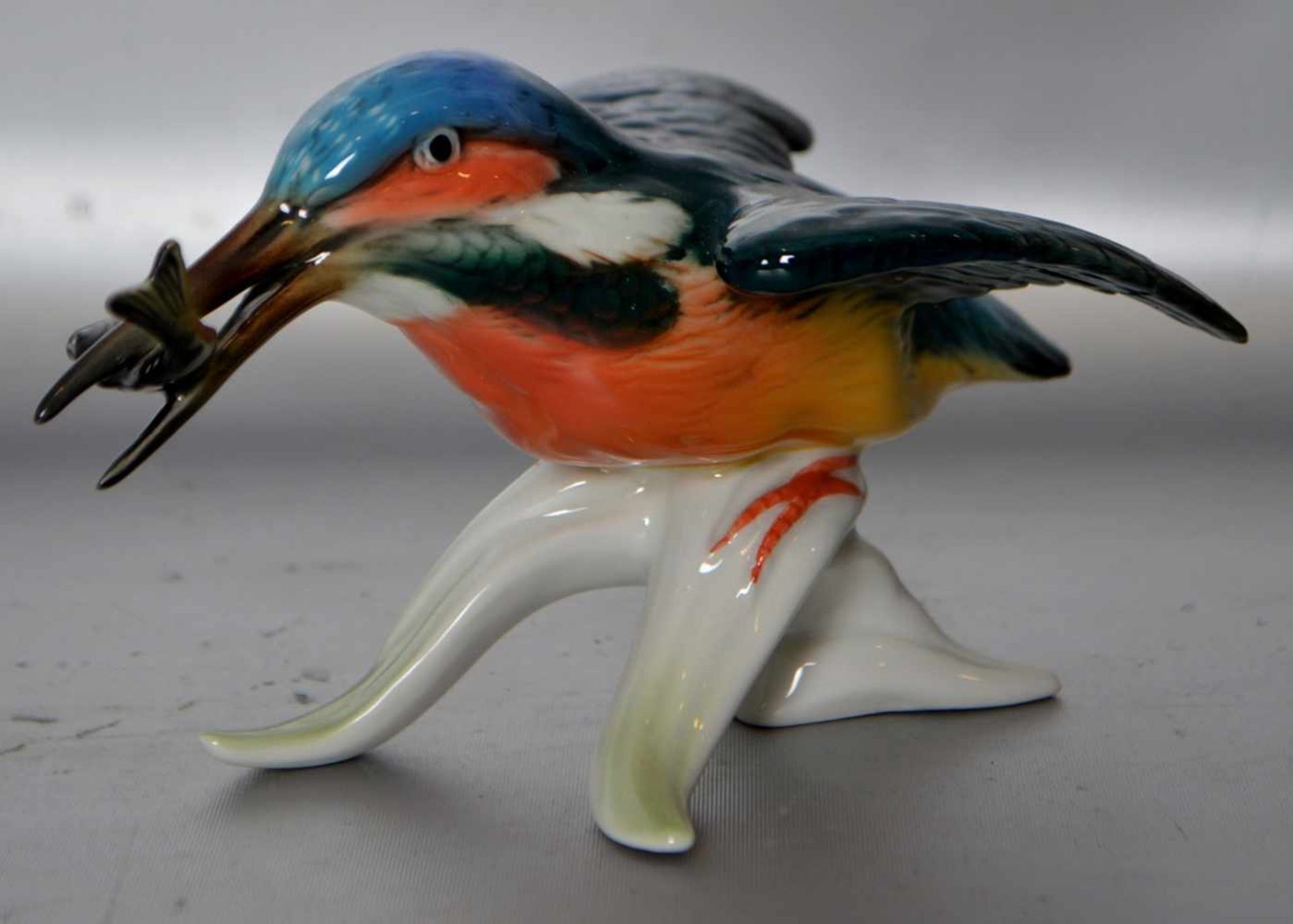 Eisvogel mit Fischauf Ast sitzend, bunt bemalt, H 8 cm, L 15 cm, FM Ens