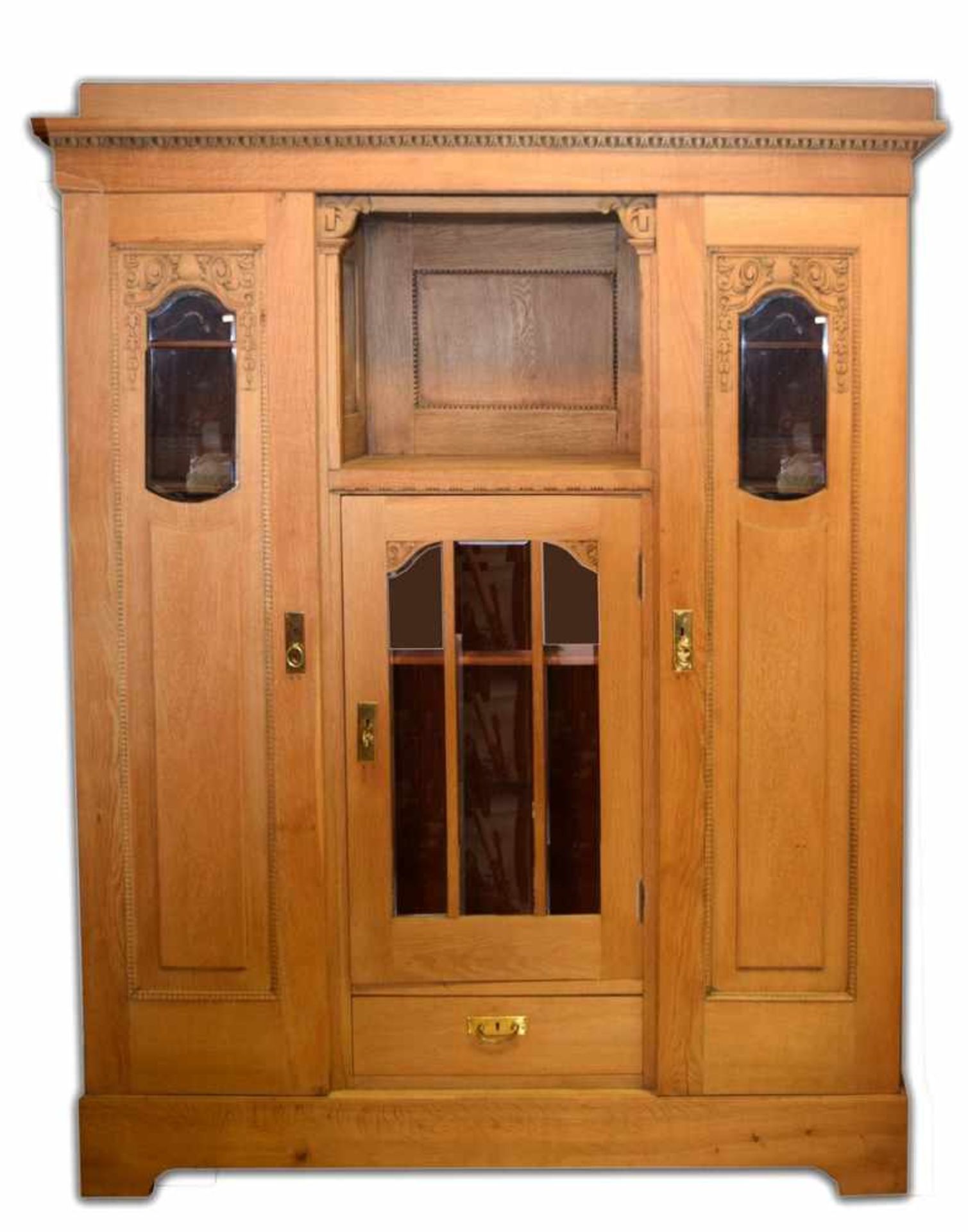 Jugendstil-VitrinenschrankEiche, kantiger Sockel, drei Türen, mittlere Tür verglast, untergeordnet