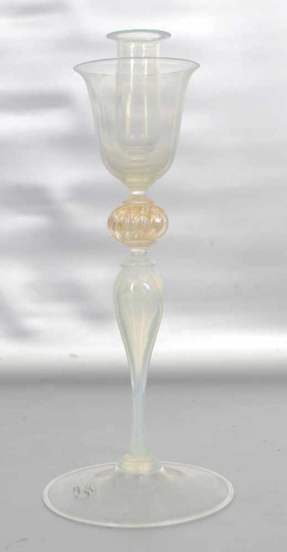 TischkerzenleuchterMilchglas, runder Fuß und Schaft, H 32 cm, Italien