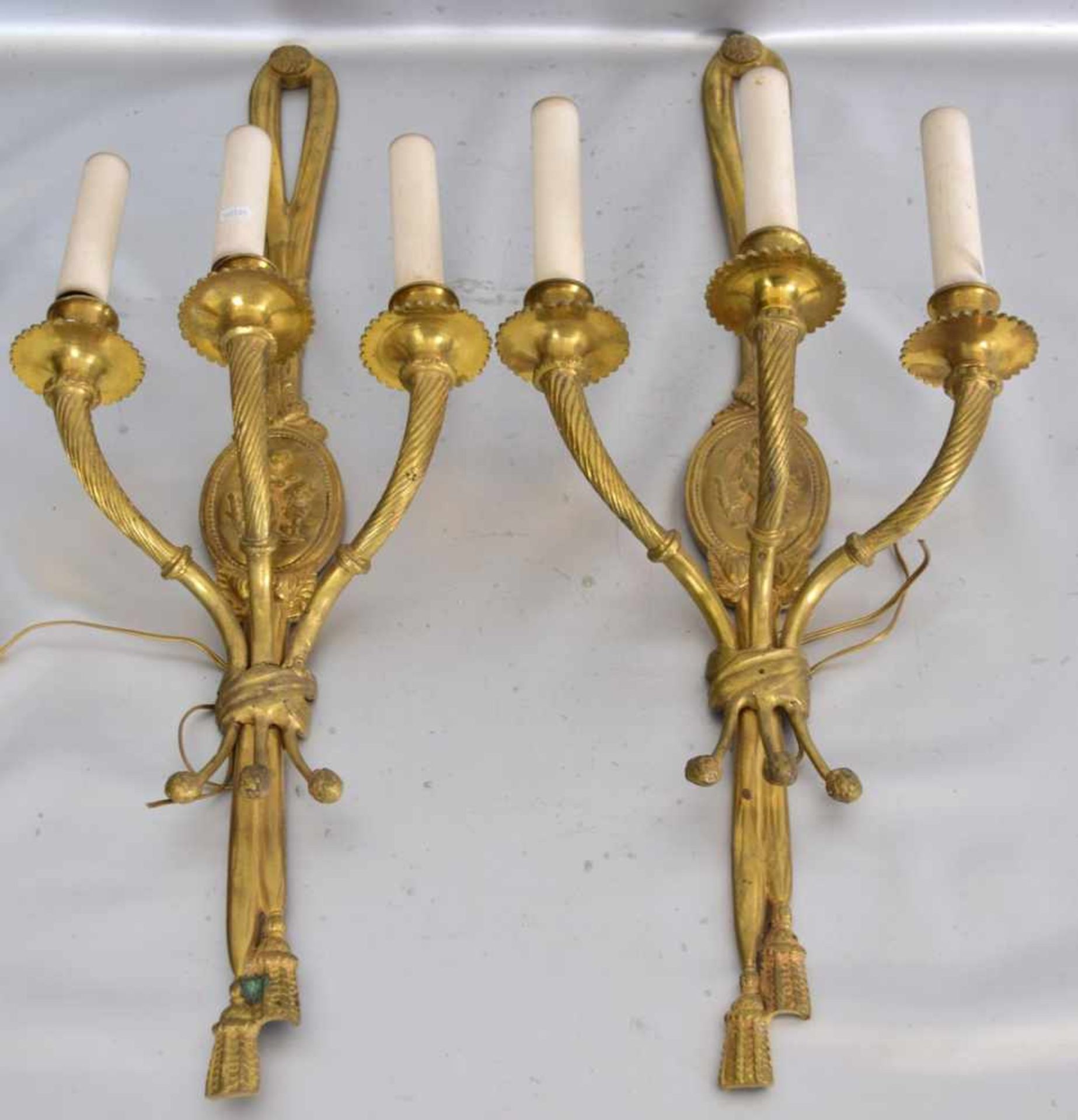 Paar Wandkerzenleuchter3-lichtig, Messing, mit Putto verziert, im Louis-Seize Stil, H 69 cm