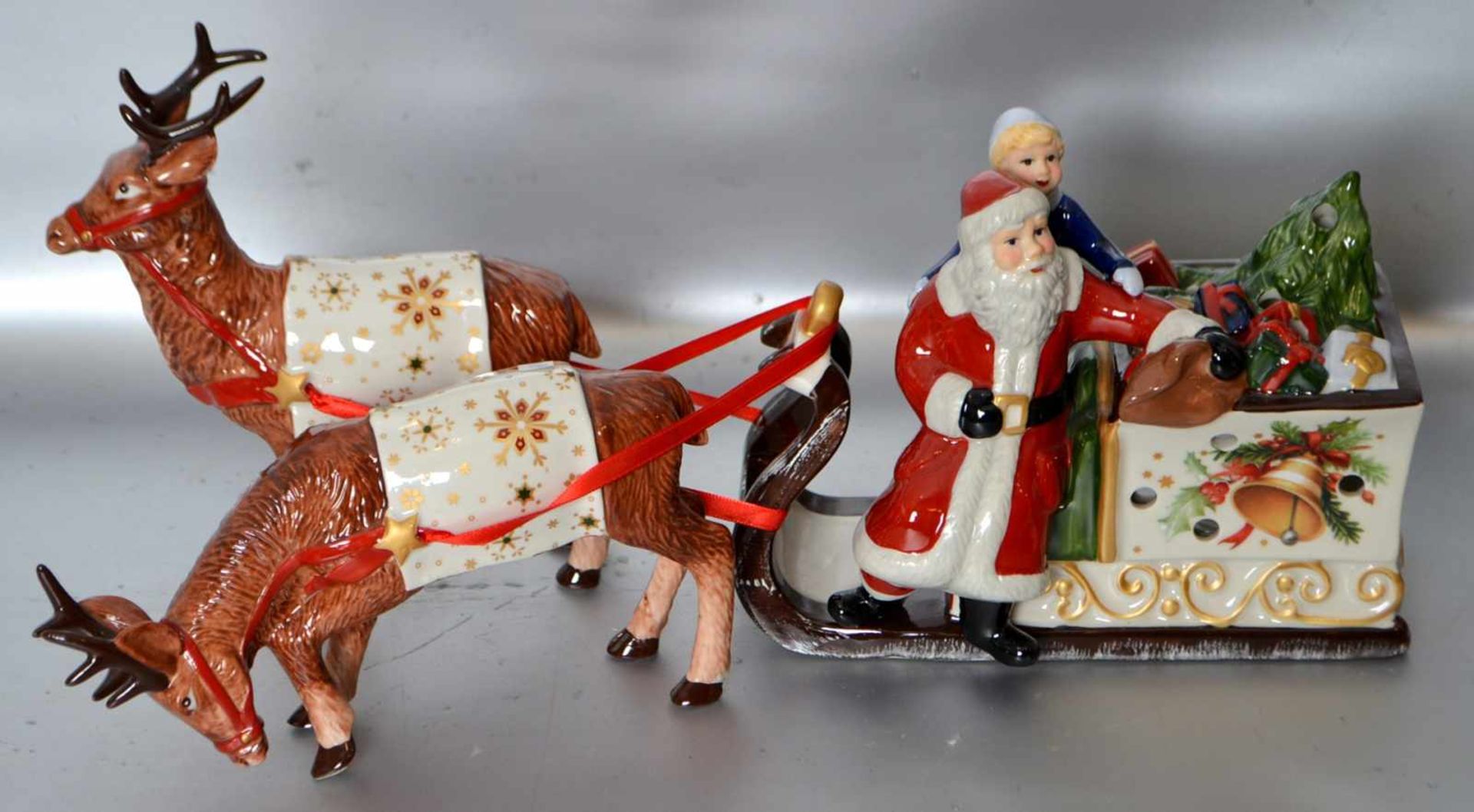 Weihnachtsschlittenmit zwei Rentieren, Nikolaus und Kind, bunt bemalt, Teelichthalter, H 17 cm, L