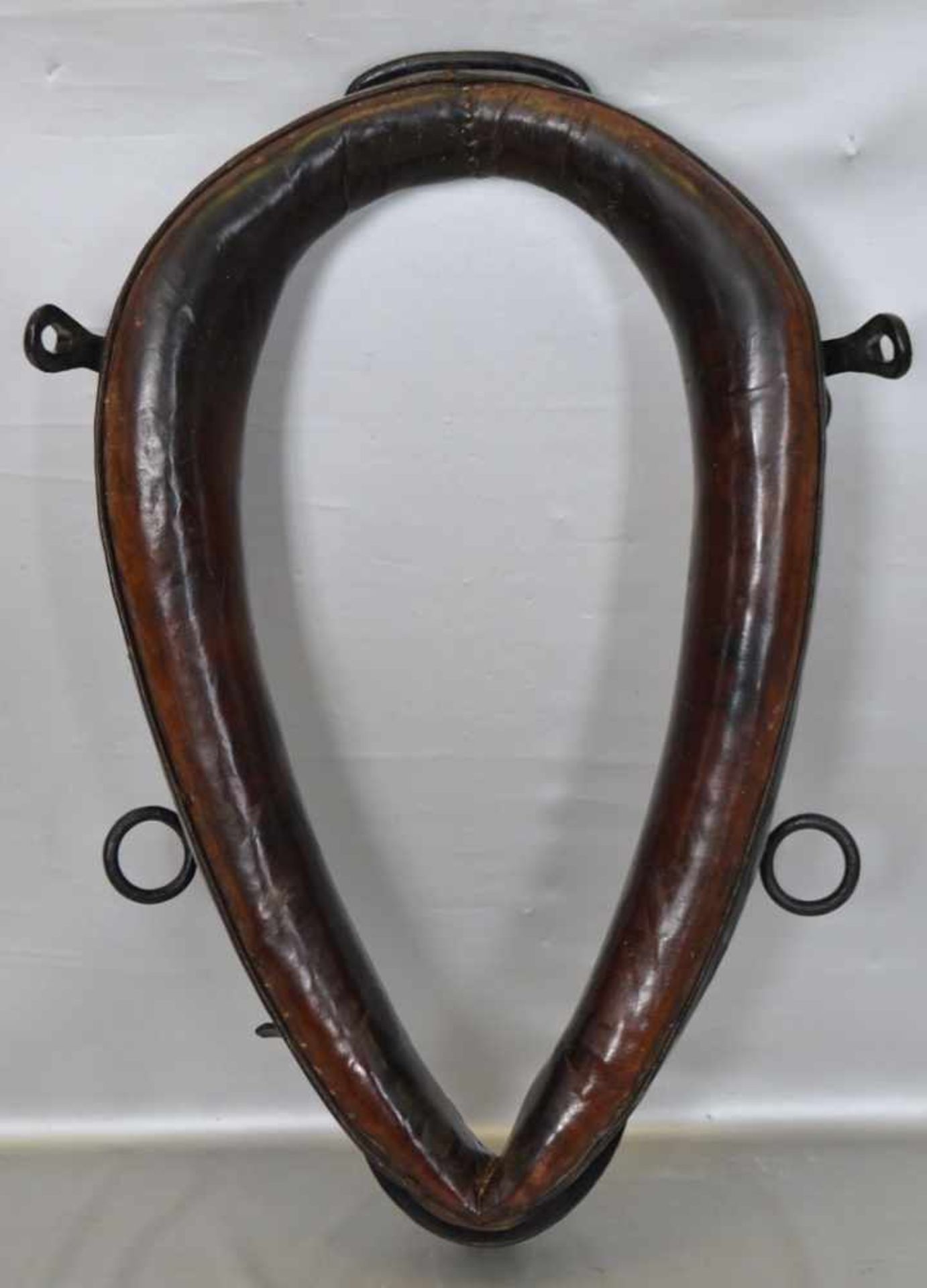 Pferdekummetoval, schwarzes Leder, mit Eisen, H 70 cm, B 50 cm, um 1900