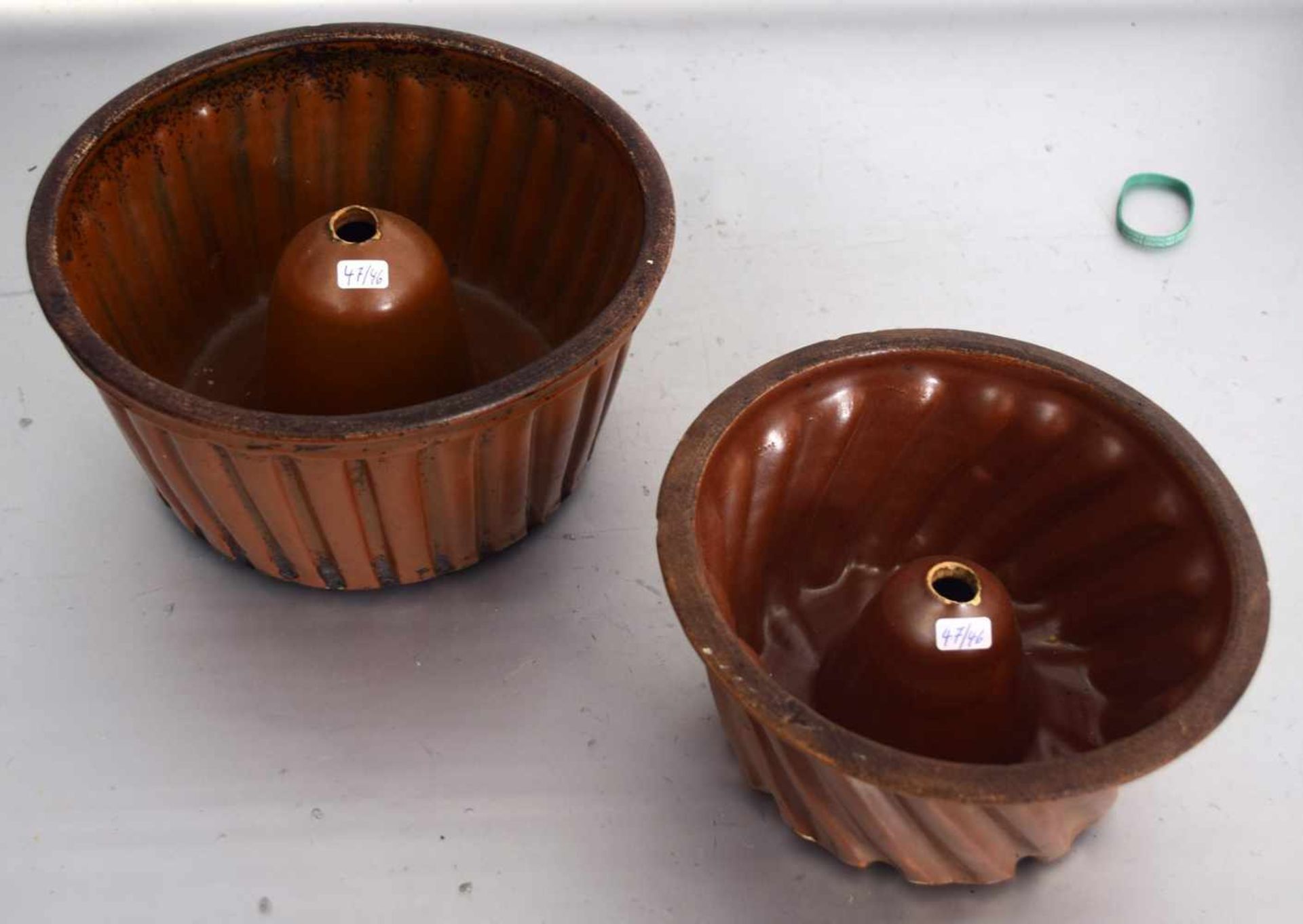 Zwei KuchenformGuglhupf, rund, brauner Ton, H 12 bzw. 10 cm, Dm 23 bzw. 19 cm, 19. Jh.